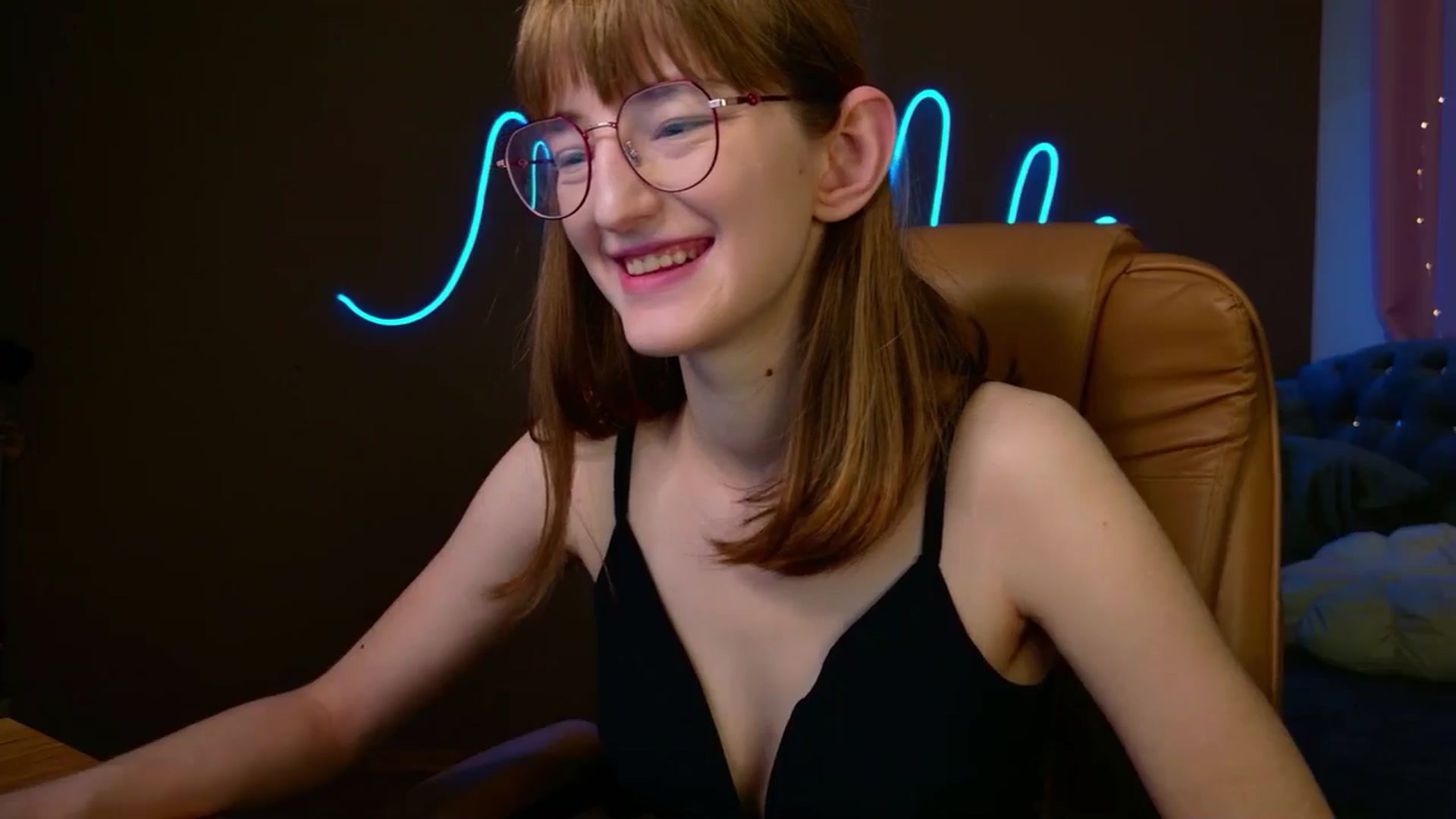 Gallery image thumbnail from EmyLure's myfreecams stream on, 11/16/2025, 19:41 image 10 of 20