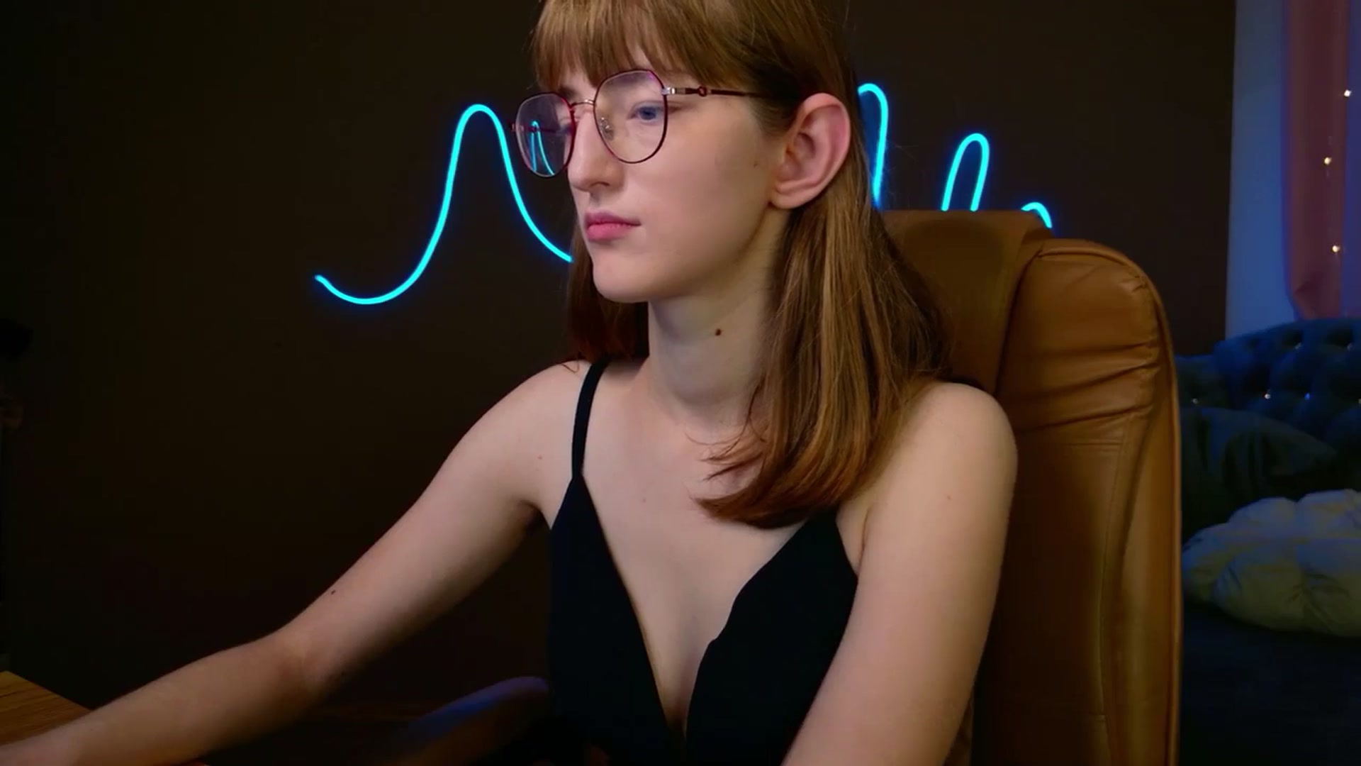 Gallery image thumbnail from EmyLure's myfreecams stream on, 11/16/2025, 19:41 image 9 of 20