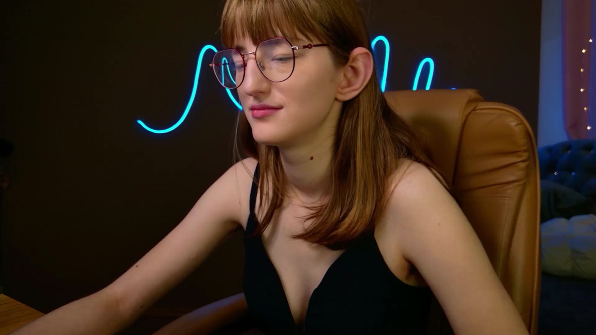 Gallery image thumbnail from EmyLure's myfreecams stream on, 11/16/2025, 19:41 image 18 of 20