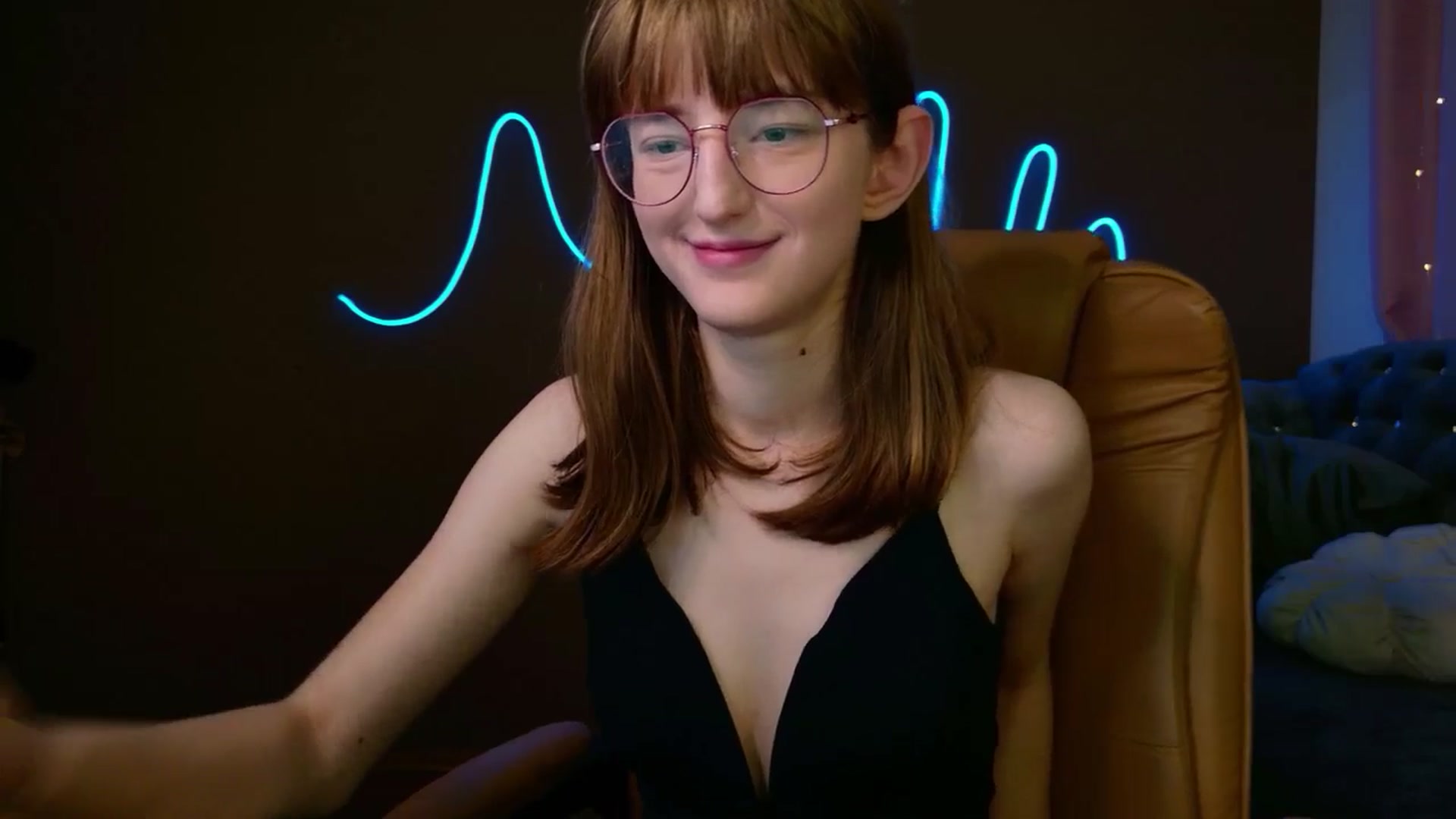 Gallery image thumbnail from EmyLure's myfreecams stream on, 11/16/2025, 19:41 image 3 of 20