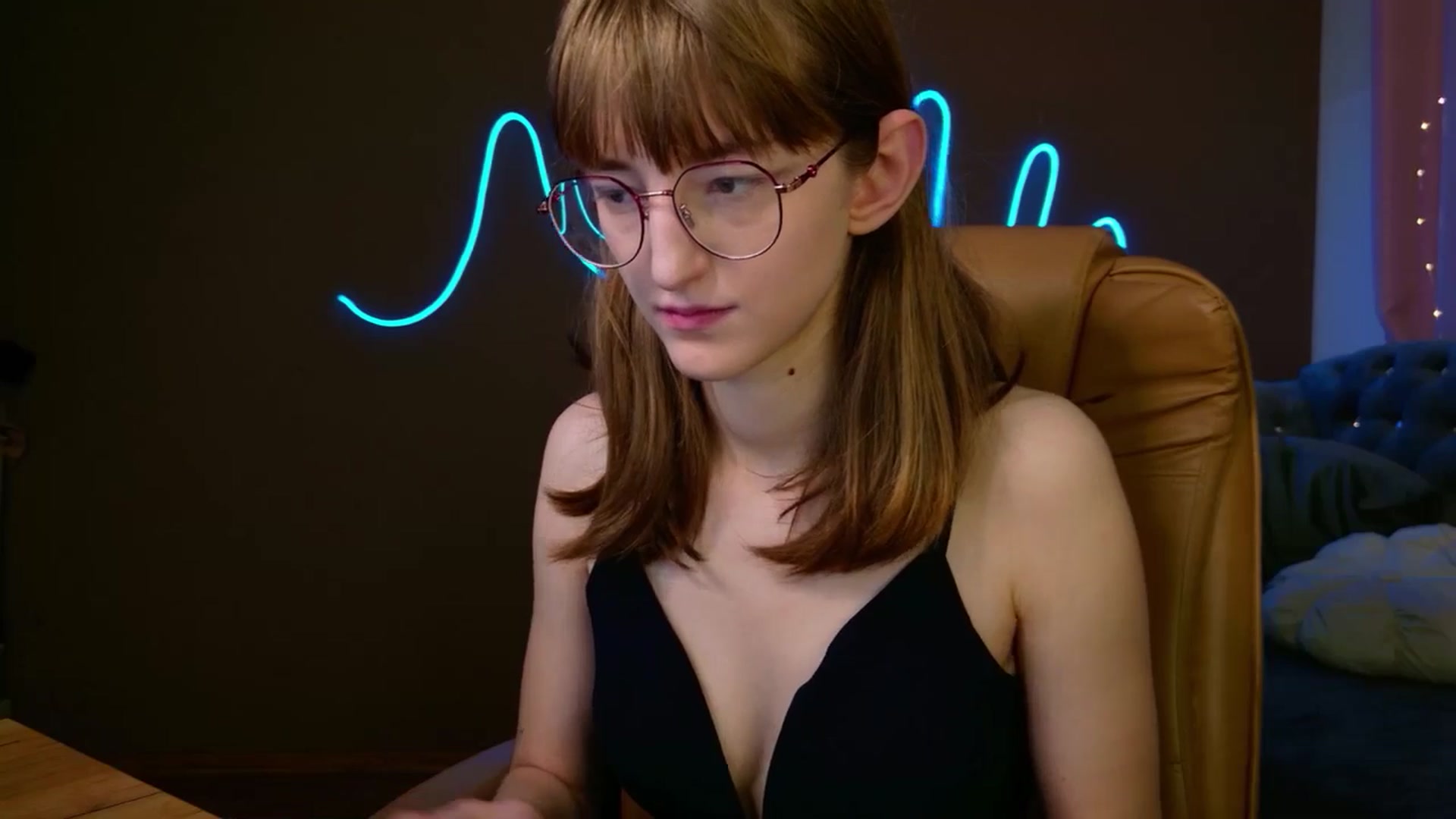 Gallery image thumbnail from EmyLure's myfreecams stream on, 11/16/2025, 19:41 image 11 of 20