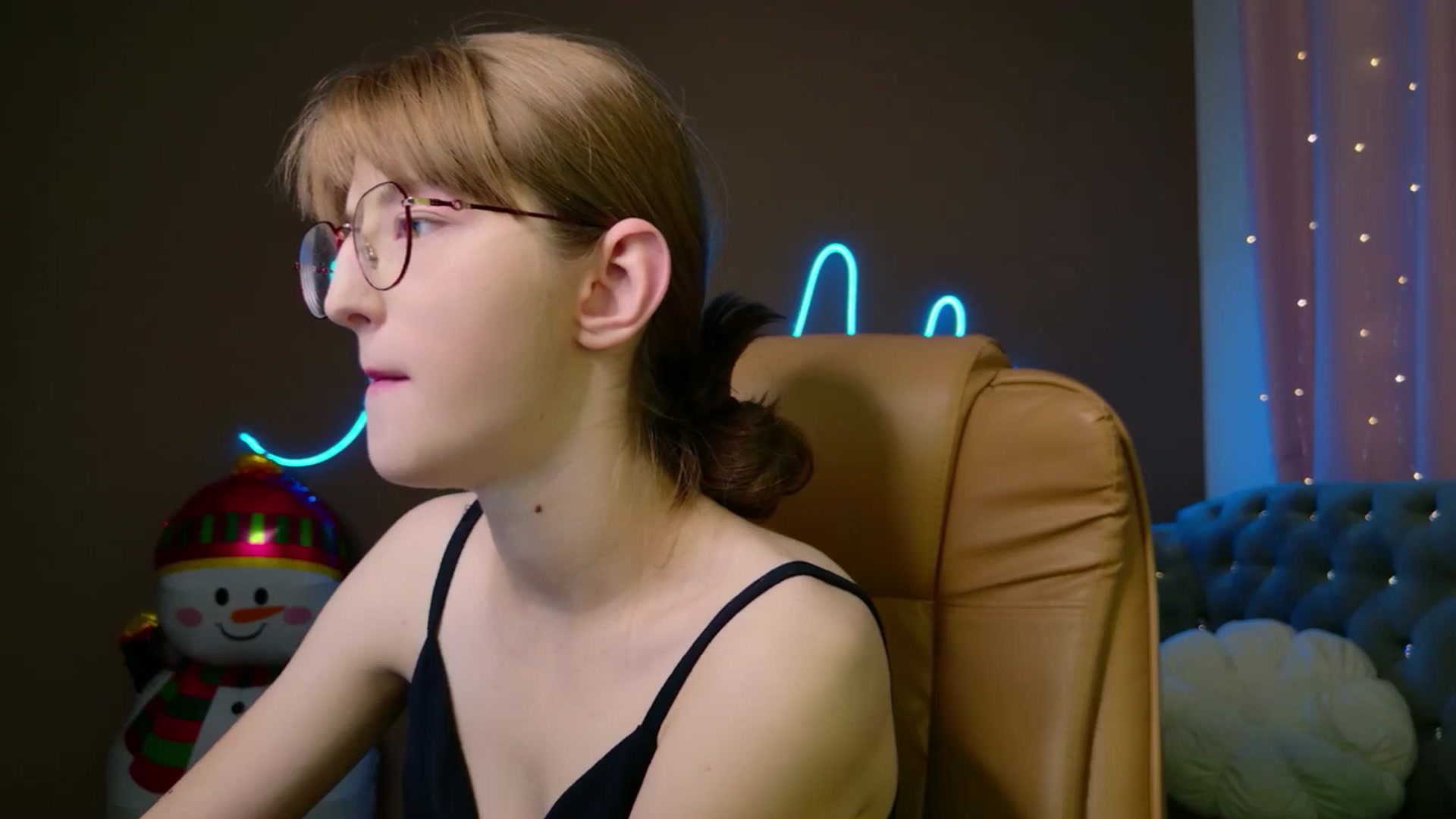Gallery image thumbnail from EmyLure's myfreecams stream on, 12/02/2025, 20:33 image 6 of 20