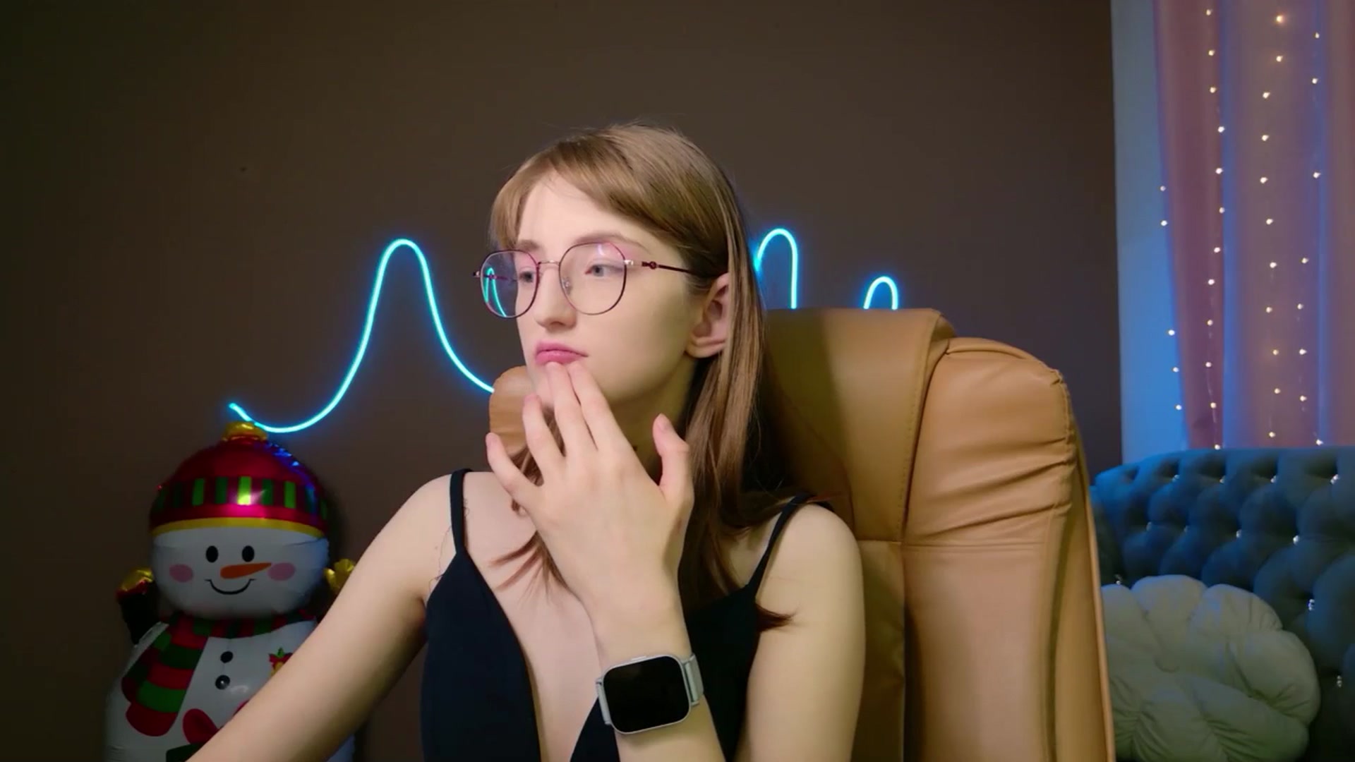Gallery image thumbnail from EmyLure's myfreecams stream on, 12/02/2025, 20:33 image 15 of 20
