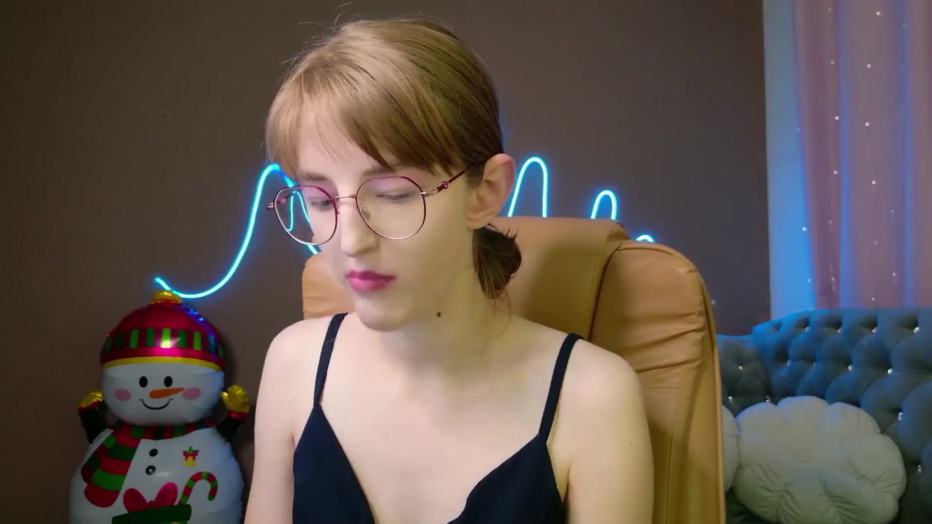 Gallery image thumbnail from EmyLure's myfreecams stream on, 12/02/2025, 20:33 image 3 of 20