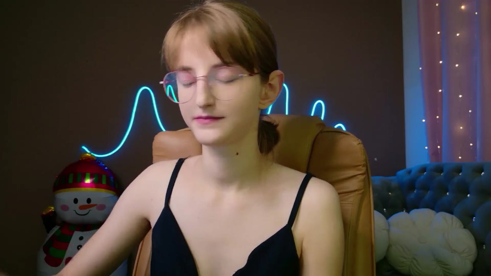 Gallery image thumbnail from EmyLure's myfreecams stream on, 12/02/2025, 20:33 image 5 of 20