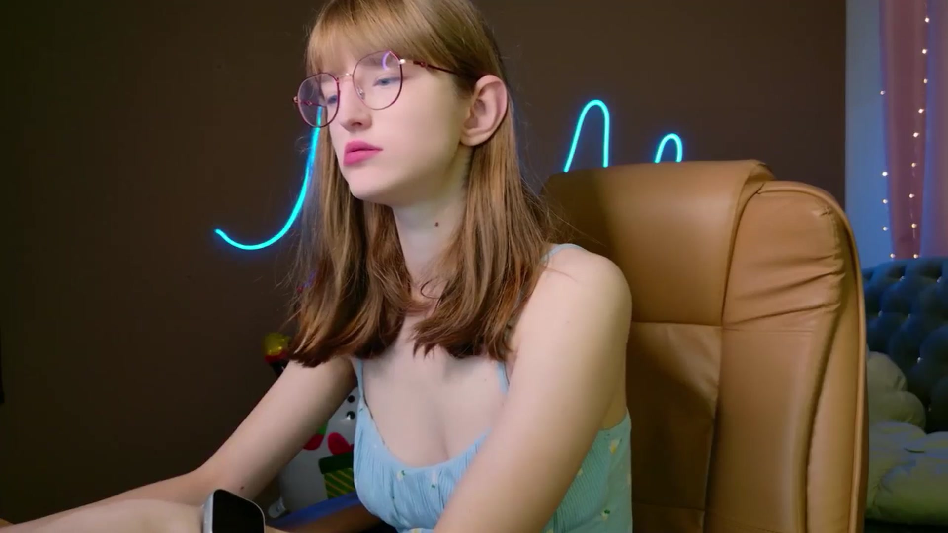 Gallery image thumbnail from EmyLure's myfreecams stream on, 12/06/2025, 17:31 image 18 of 20