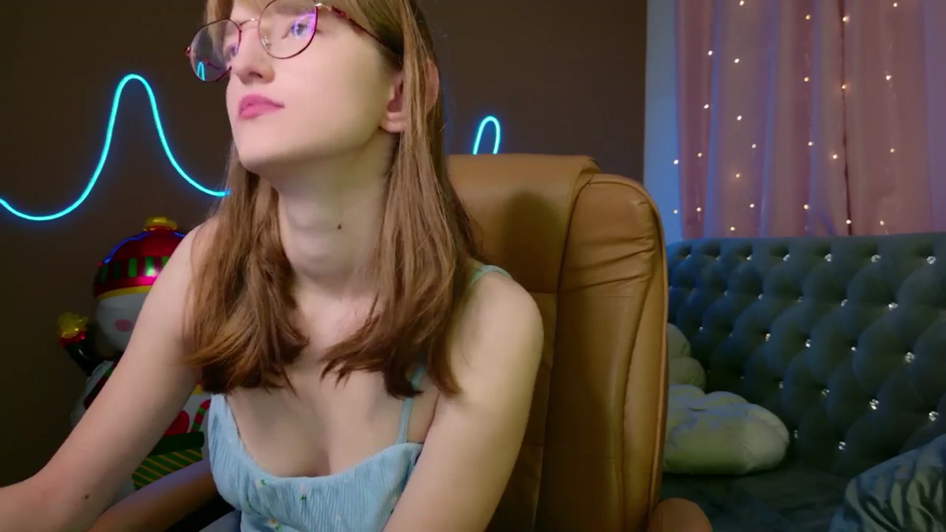 Gallery image thumbnail from EmyLure's myfreecams stream on, 12/06/2025, 17:31 image 4 of 20