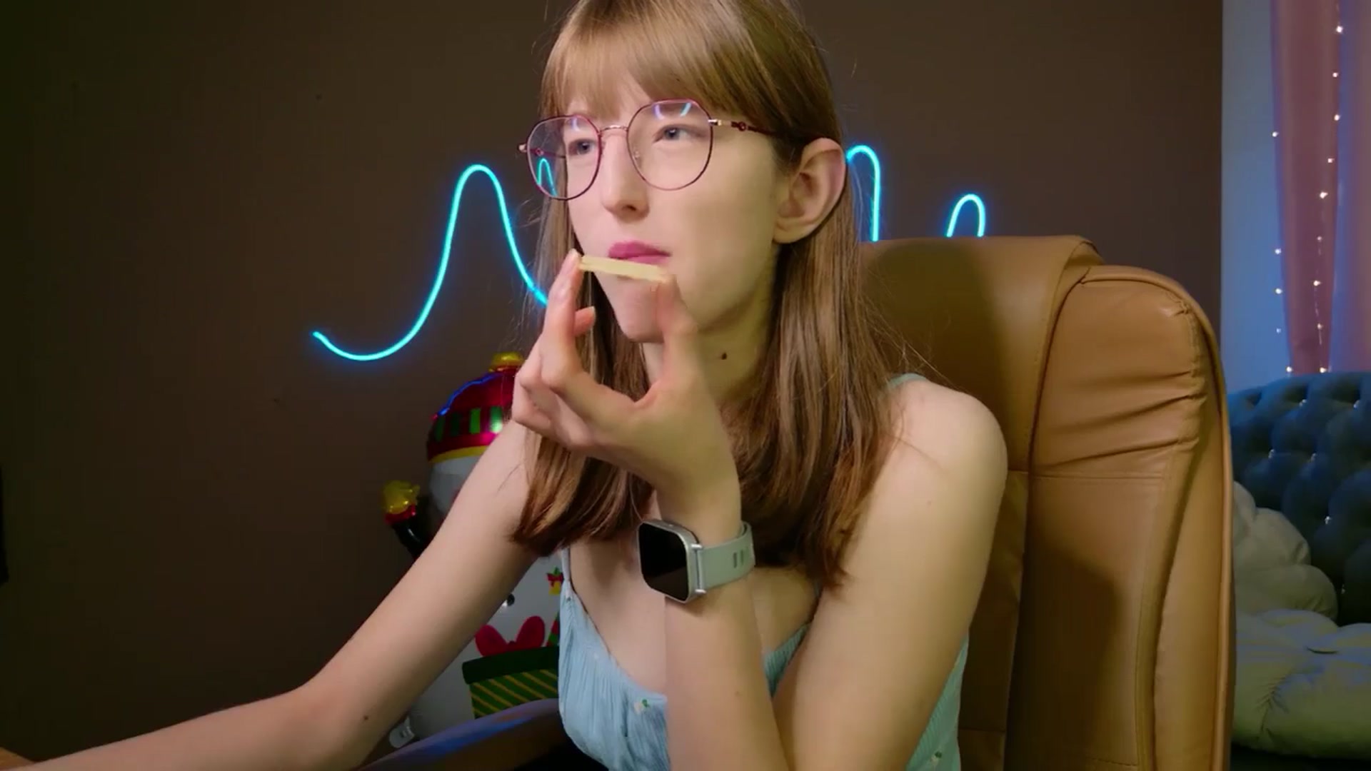 Gallery image thumbnail from EmyLure's myfreecams stream on, 12/06/2025, 17:31 image 19 of 20