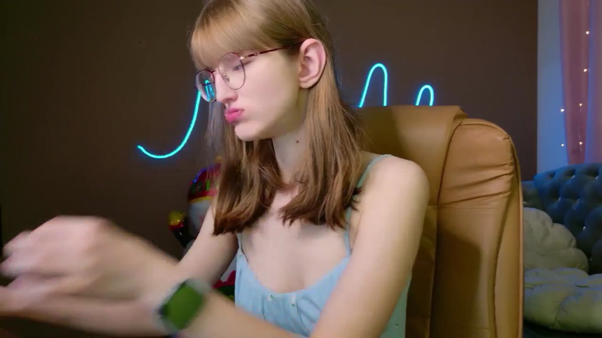 Gallery image thumbnail from EmyLure's myfreecams stream on, 12/06/2025, 17:31 image 15 of 20