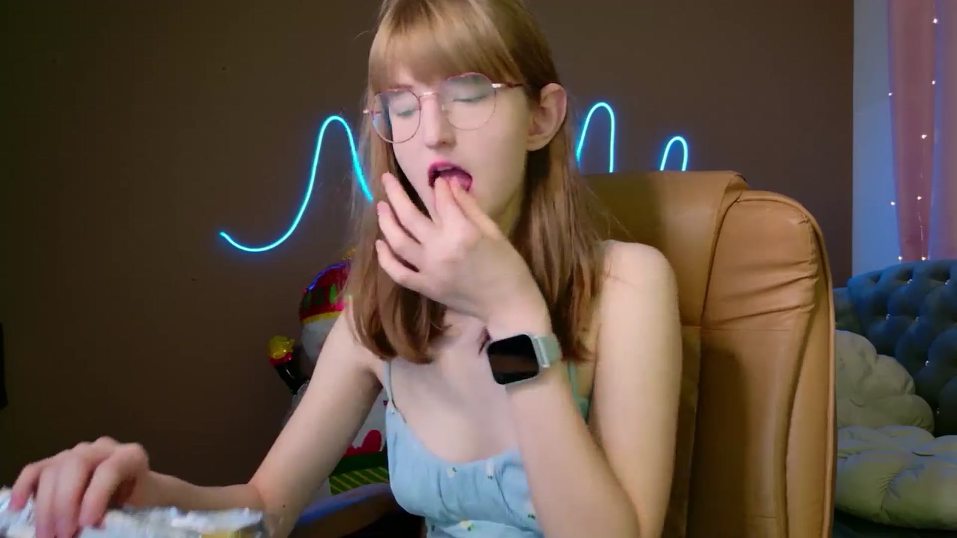 Gallery image thumbnail from EmyLure's myfreecams stream on, 12/06/2025, 17:31 image 14 of 20