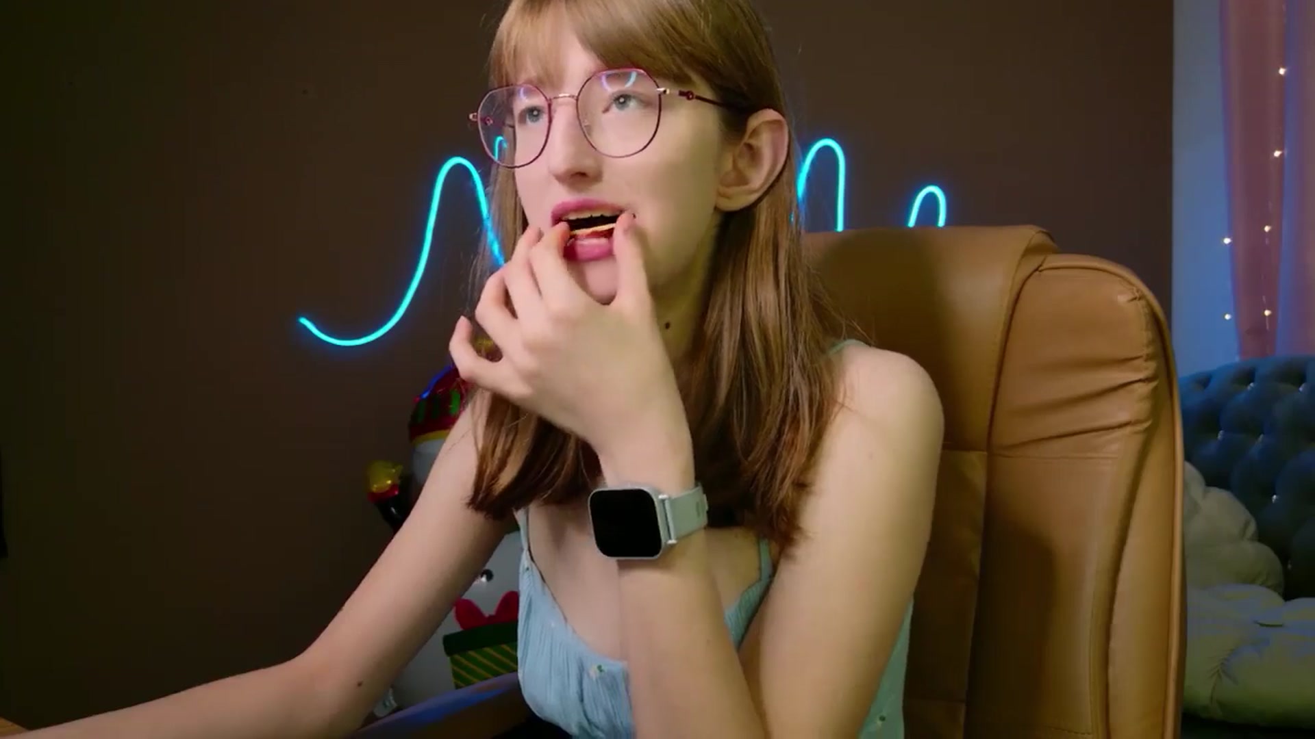 Gallery image thumbnail from EmyLure's myfreecams stream on, 12/06/2025, 17:31 image 20 of 20