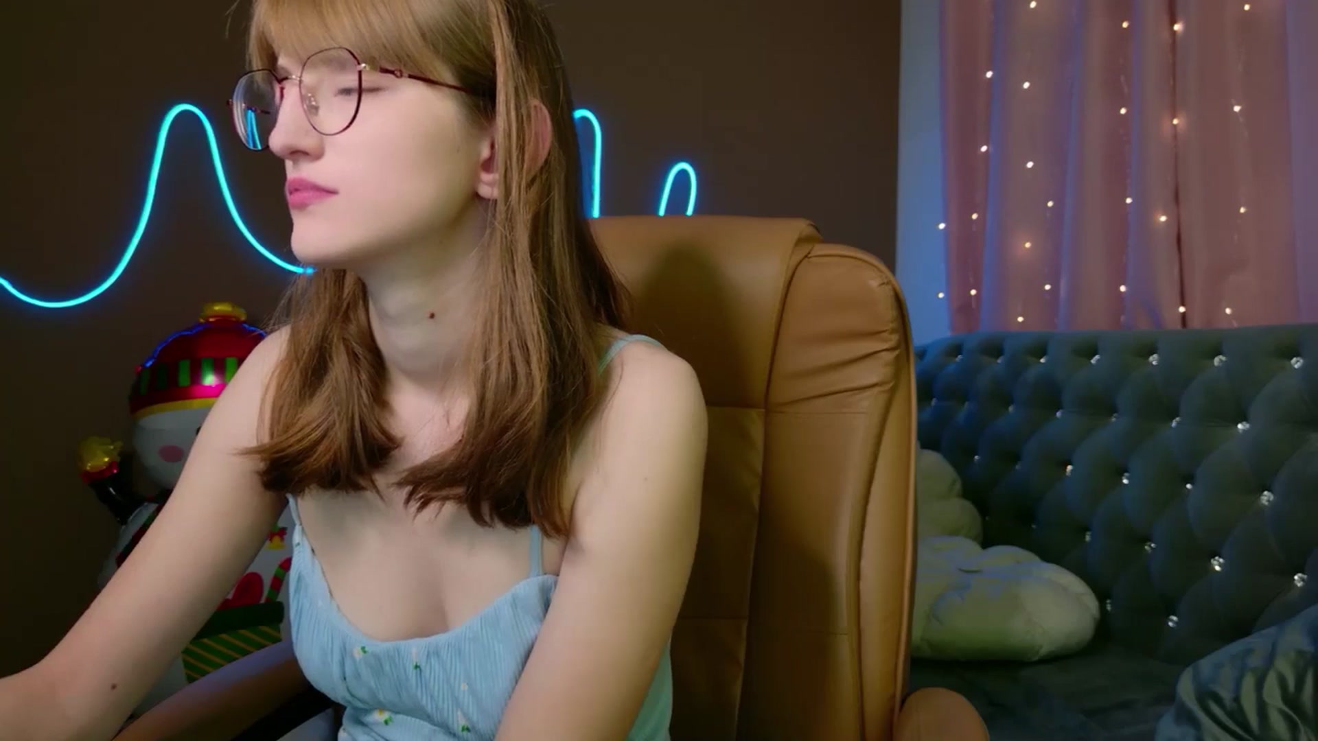 Gallery image thumbnail from EmyLure's myfreecams stream on, 12/06/2025, 17:31 image 3 of 20