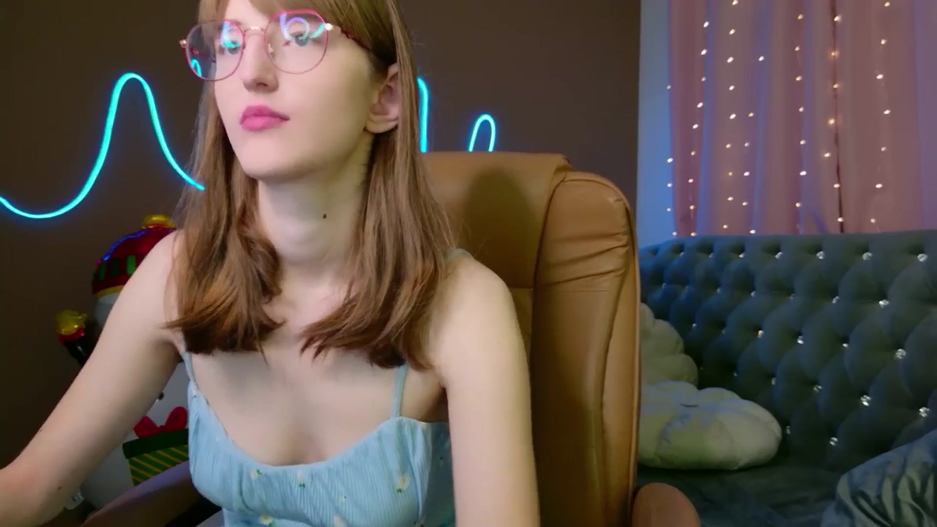 Gallery image thumbnail from EmyLure's myfreecams stream on, 12/06/2025, 17:31 image 7 of 20