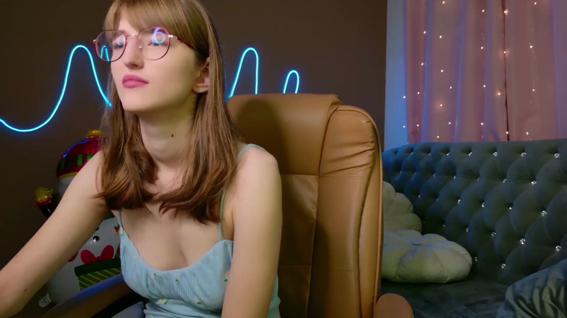 Gallery image thumbnail from EmyLure's myfreecams stream on, 12/06/2025, 17:31 image 9 of 20