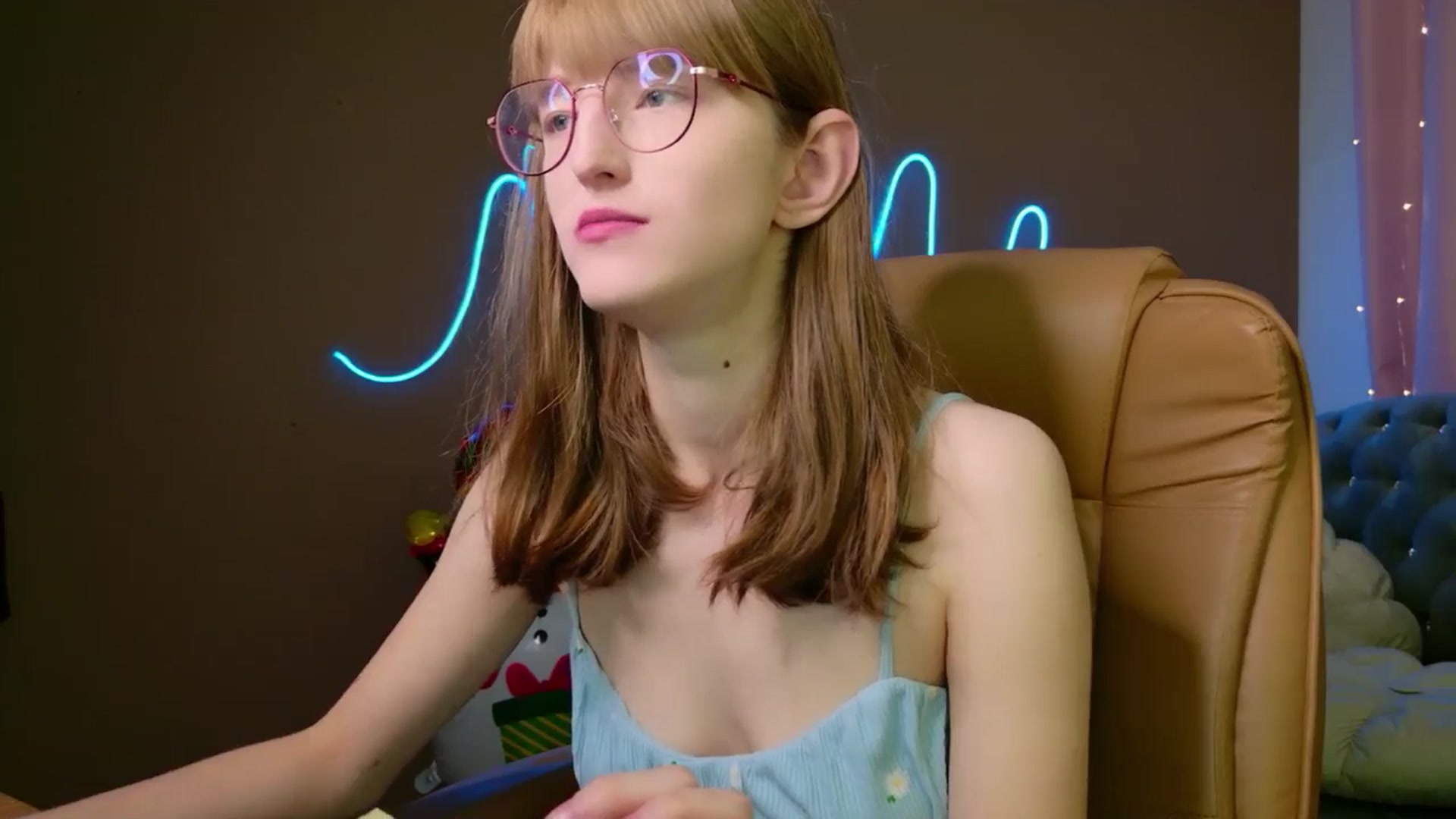 Gallery image thumbnail from EmyLure's myfreecams stream on, 12/06/2025, 17:31 image 16 of 20