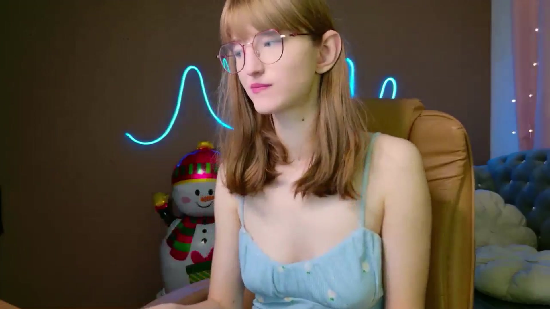 Gallery image thumbnail from EmyLure's myfreecams stream on, 12/06/2025, 17:31 image 13 of 20