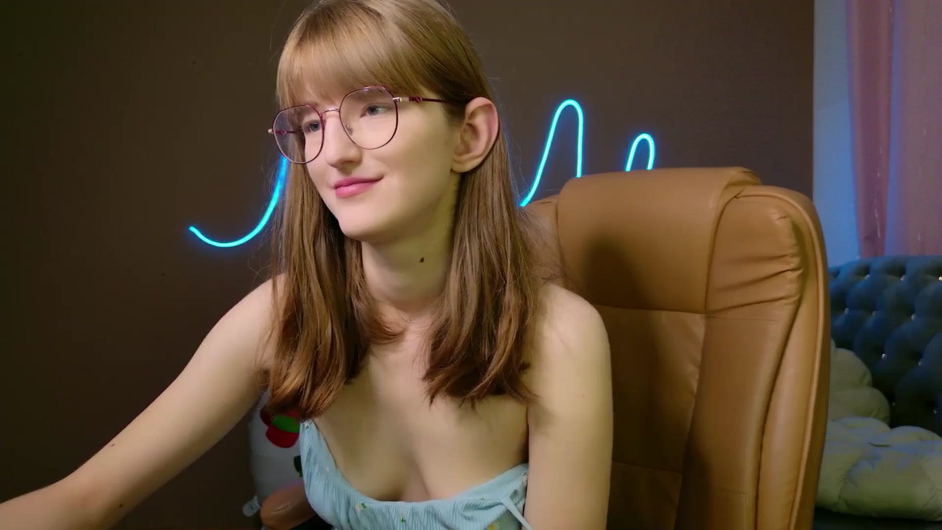 Gallery image thumbnail from EmyLure's myfreecams stream on, 12/06/2025, 18:54 image 4 of 20