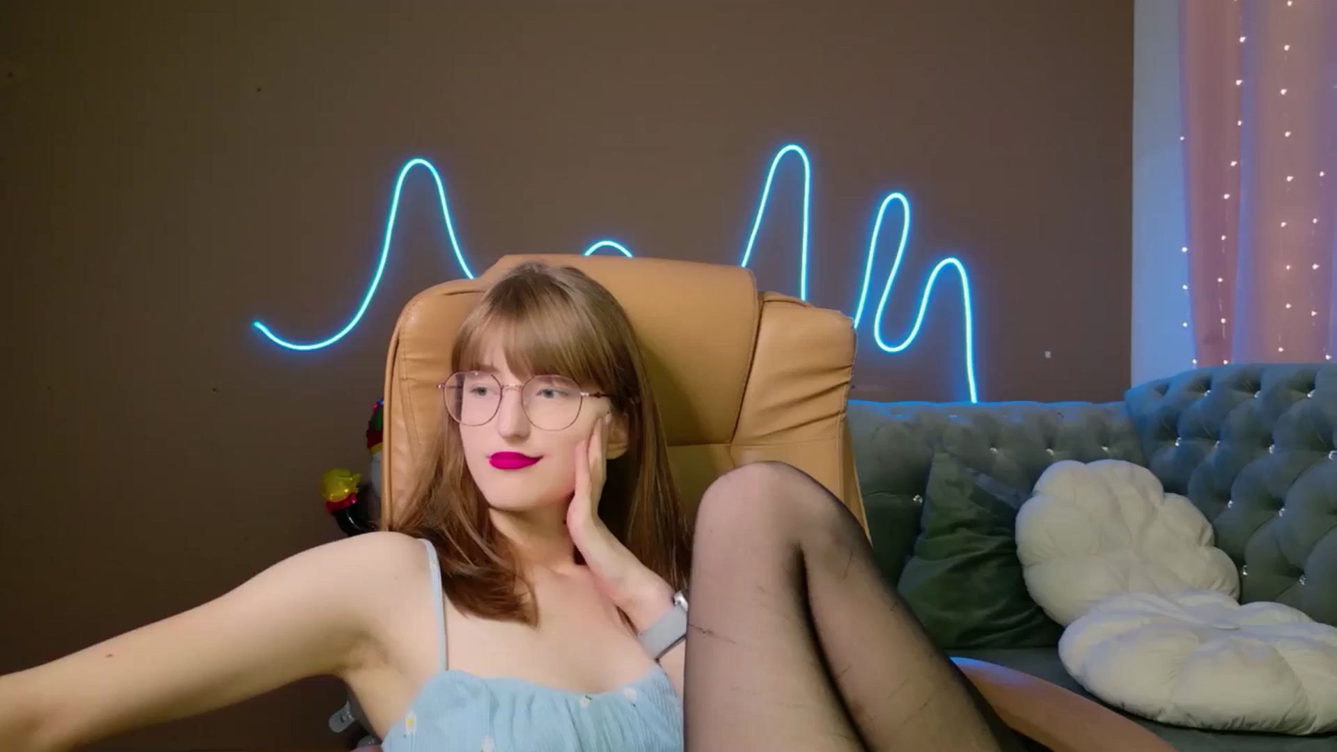 Gallery image thumbnail from EmyLure's myfreecams stream on, 12/06/2025, 18:54 image 20 of 20