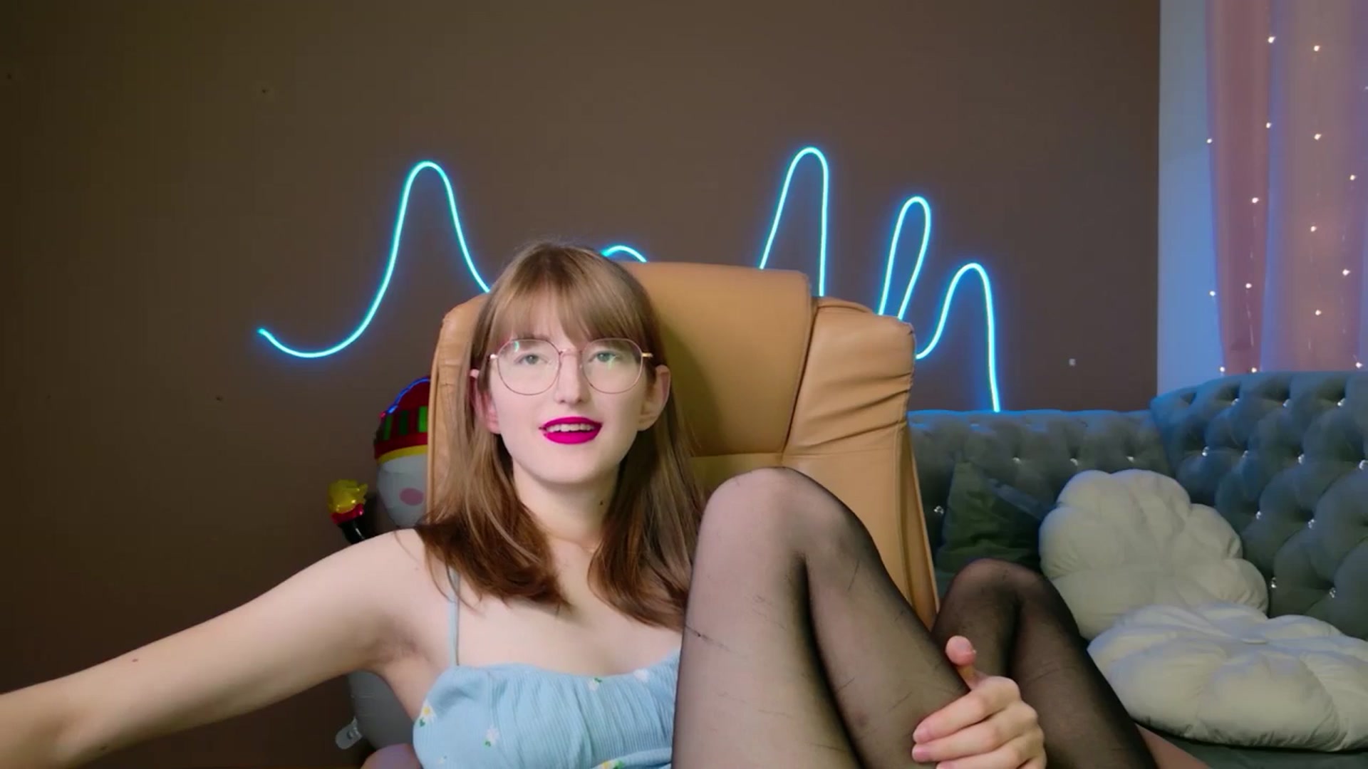 Gallery image thumbnail from EmyLure's myfreecams stream on, 12/06/2025, 18:54 image 16 of 20