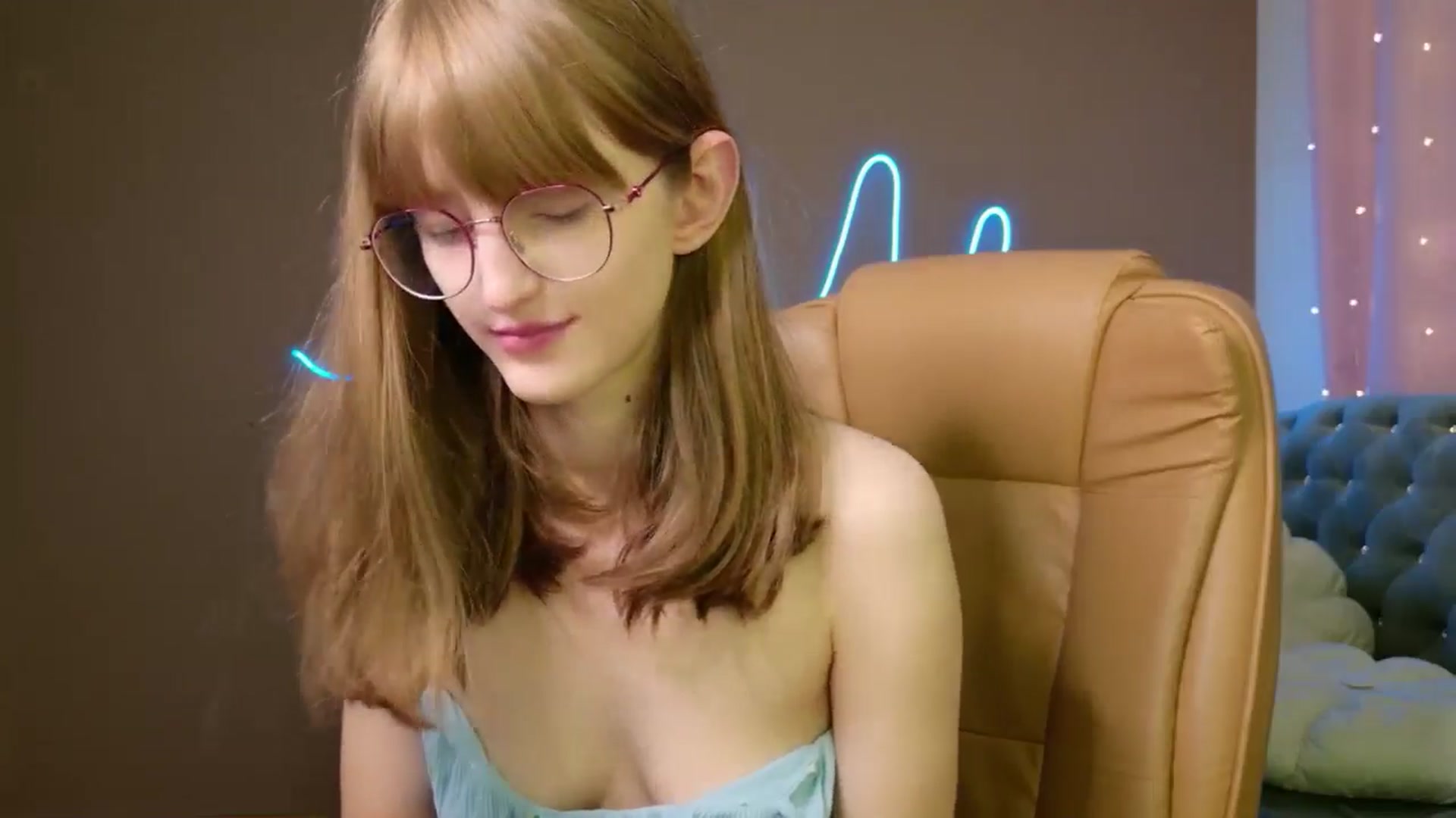 Gallery image thumbnail from EmyLure's myfreecams stream on, 12/06/2025, 18:54 image 6 of 20