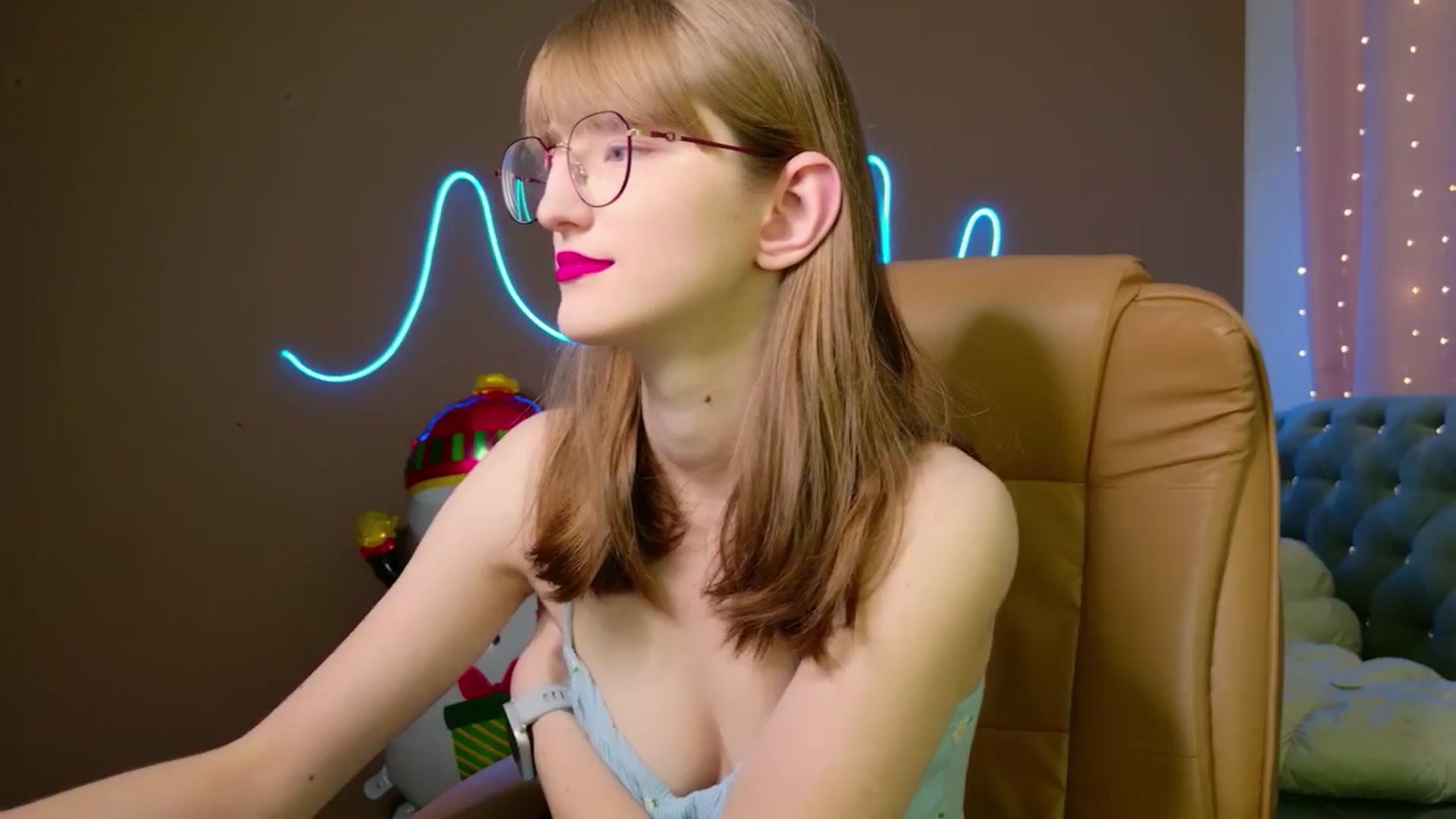 Gallery image thumbnail from EmyLure's myfreecams stream on, 12/06/2025, 18:54 image 14 of 20