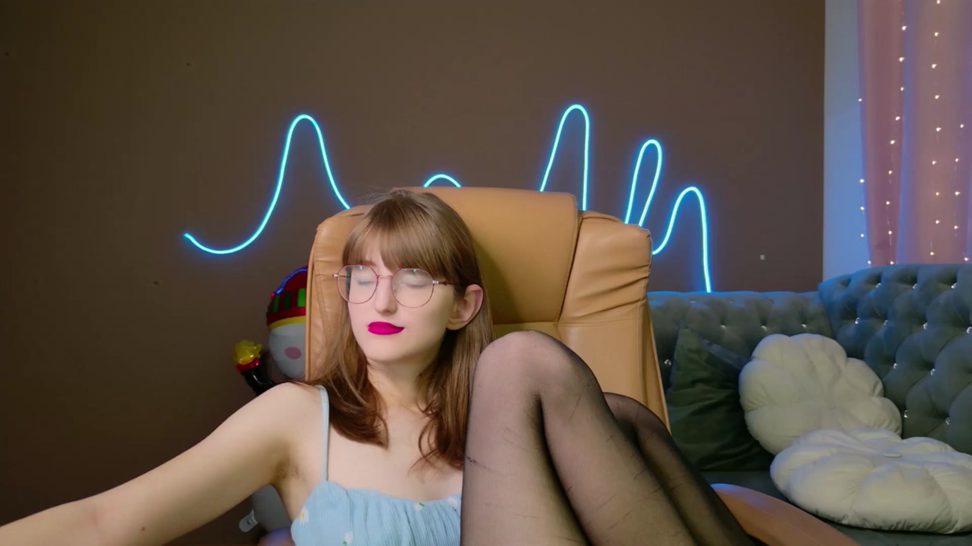Gallery image thumbnail from EmyLure's myfreecams stream on, 12/06/2025, 18:54 image 19 of 20