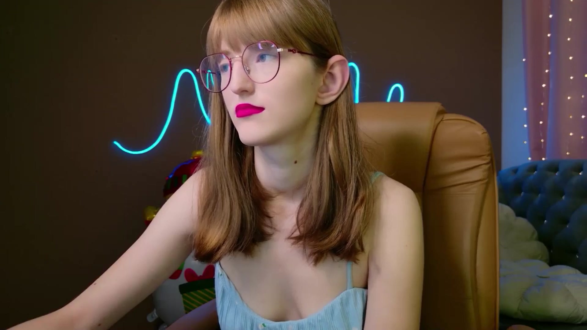 Gallery image thumbnail from EmyLure's myfreecams stream on, 12/06/2025, 18:54 image 13 of 20