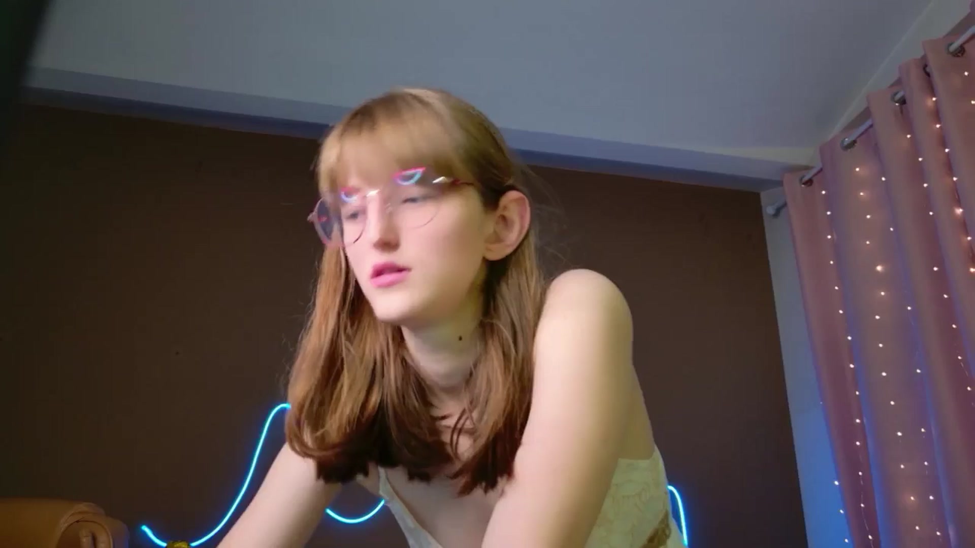 Gallery image thumbnail from EmyLure's myfreecams stream on, 12/09/2025, 20:50 image 4 of 20