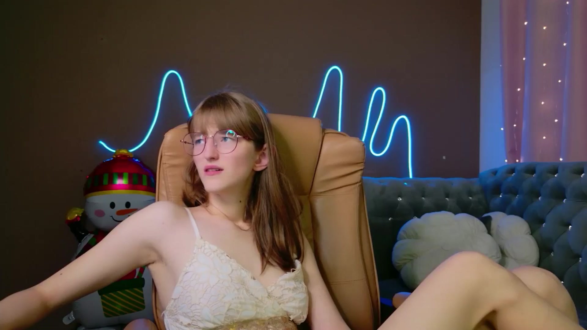 Gallery image thumbnail from EmyLure's myfreecams stream on, 12/09/2025, 20:50 image 14 of 20