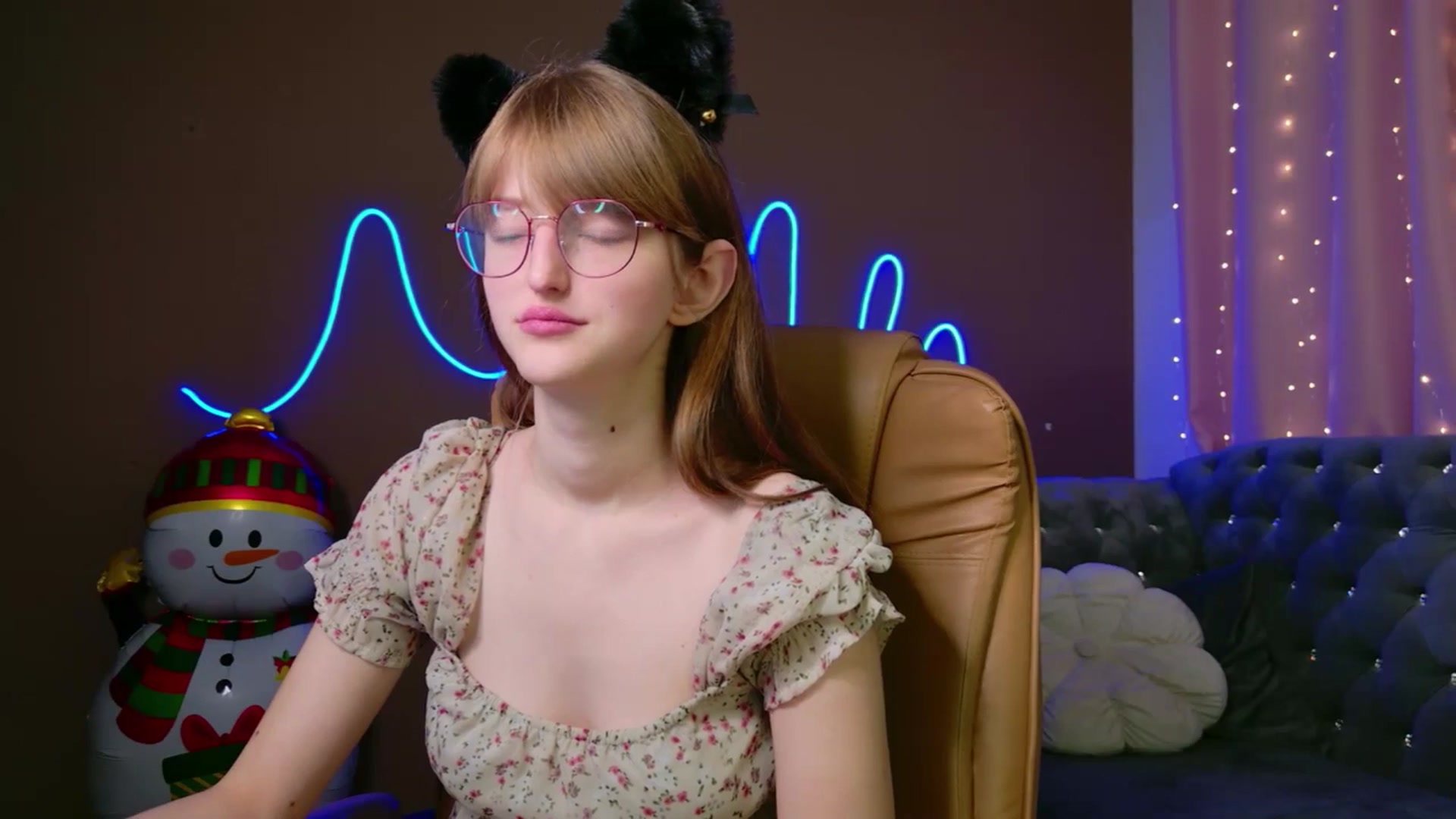 Gallery image thumbnail from EmyLure's myfreecams stream on, 12/30/2025, 18:35 image 14 of 20