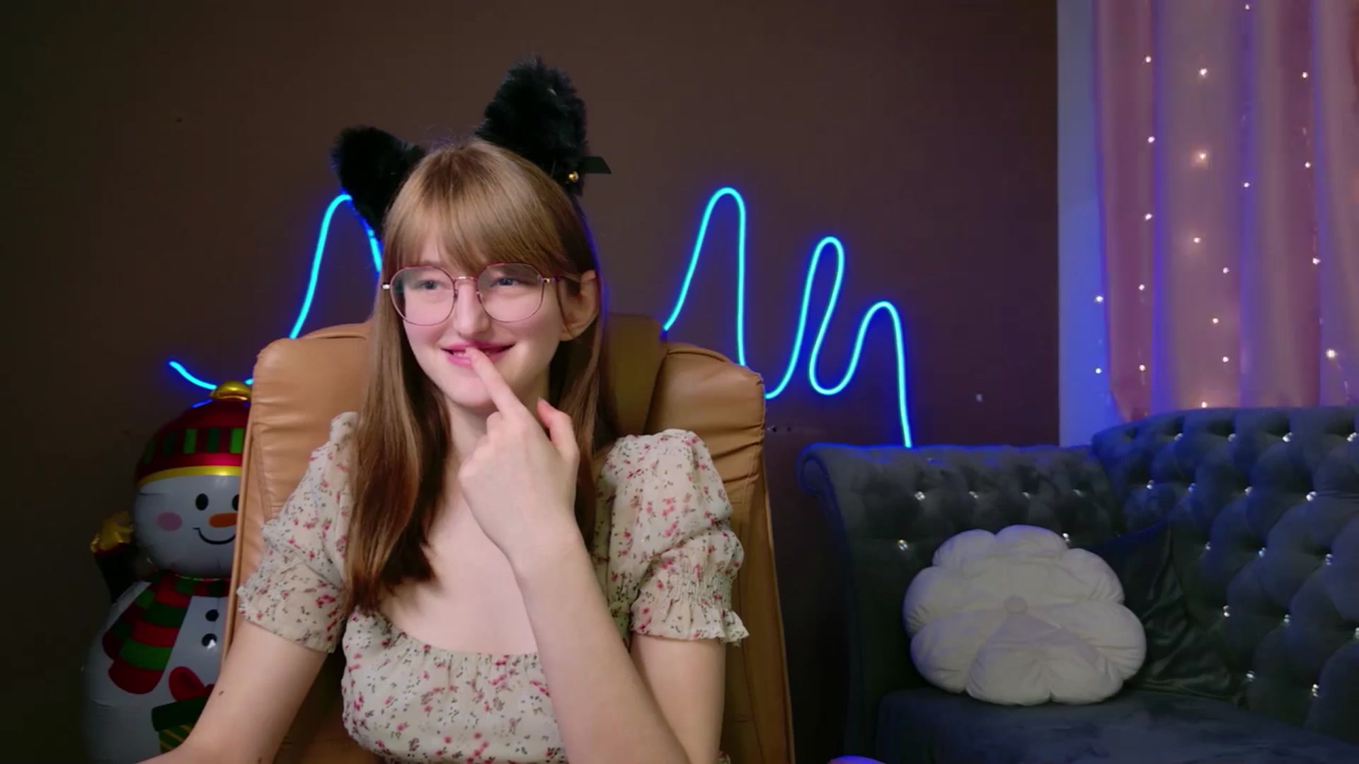 Gallery image thumbnail from EmyLure's myfreecams stream on, 12/30/2025, 18:35 image 16 of 20
