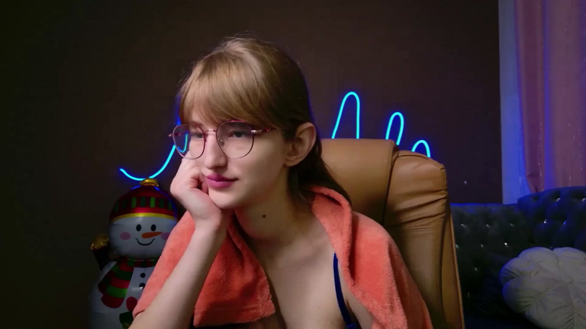 Gallery image thumbnail from EmyLure's myfreecams stream on, 12/31/2025, 20:05 image 13 of 20