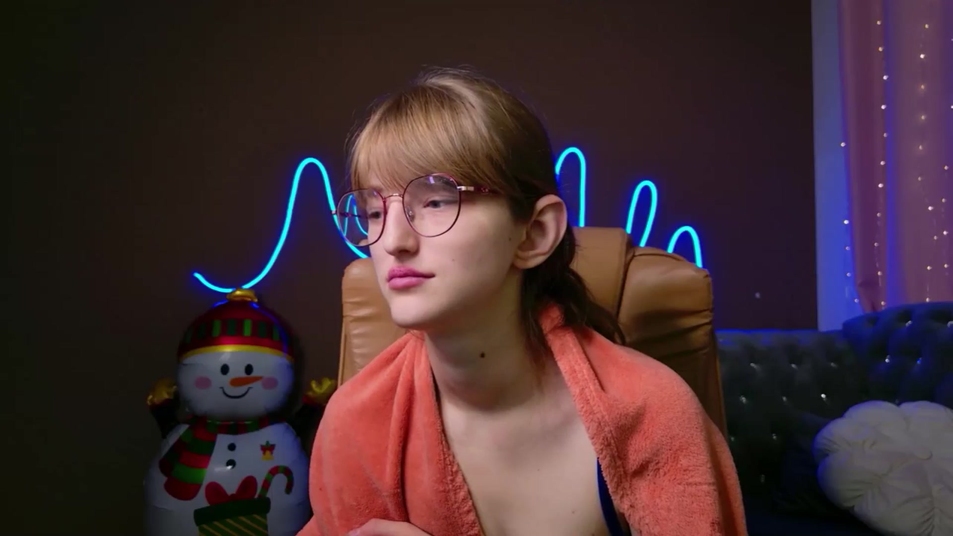 Gallery image thumbnail from EmyLure's myfreecams stream on, 12/31/2025, 20:05 image 18 of 20