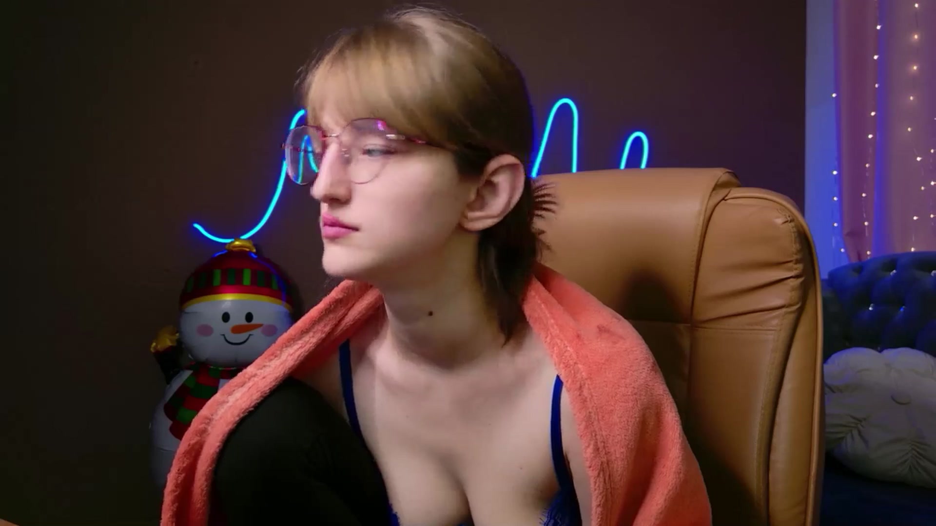 Gallery image thumbnail from EmyLure's myfreecams stream on, 12/31/2025, 20:05 image 11 of 20