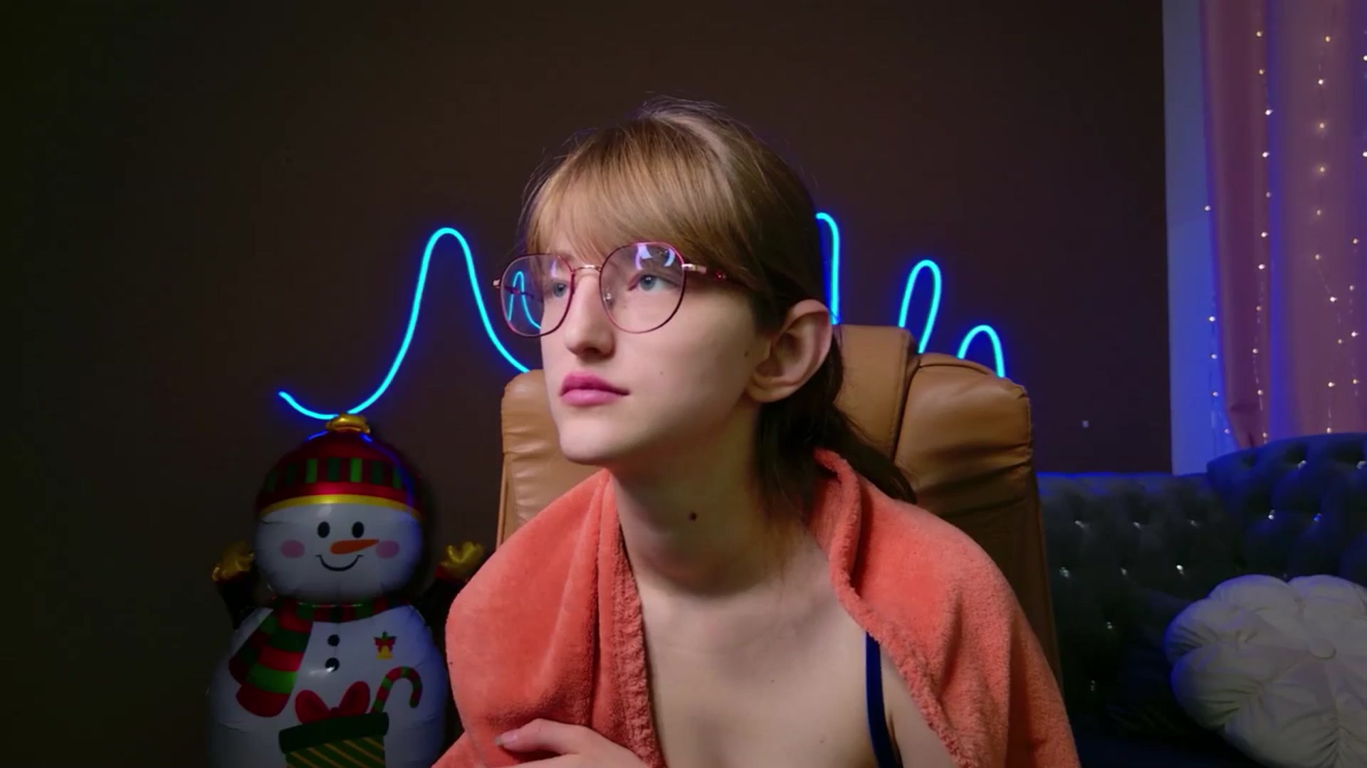 Gallery image thumbnail from EmyLure's myfreecams stream on, 12/31/2025, 20:05 image 16 of 20