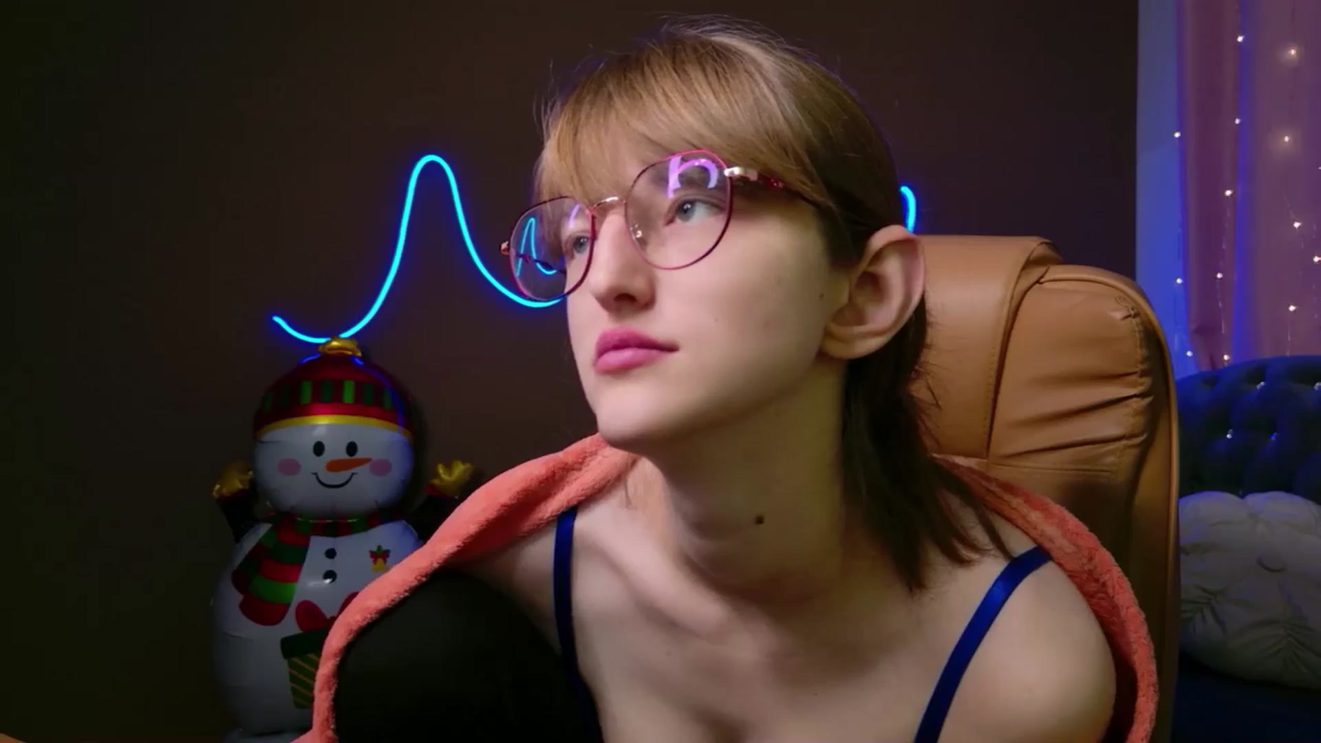 Gallery image thumbnail from EmyLure's myfreecams stream on, 12/31/2025, 20:05 image 10 of 20