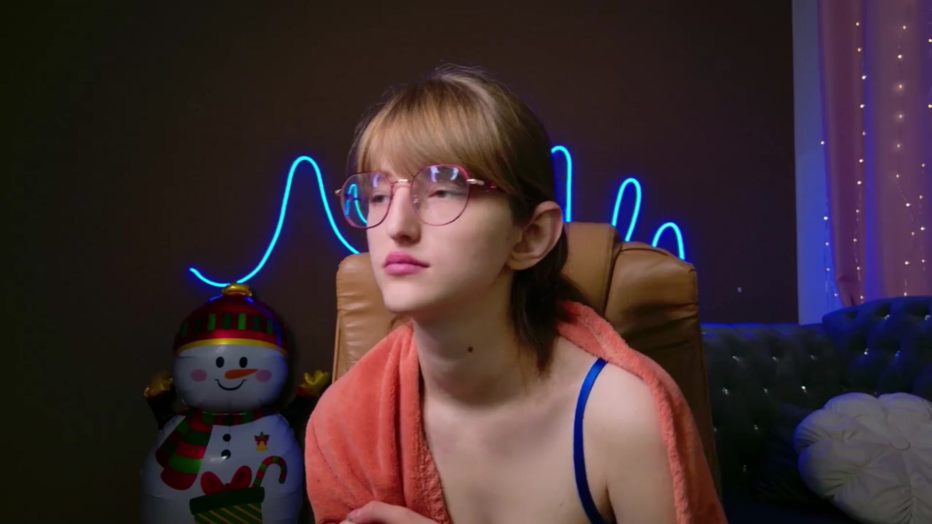 Gallery image thumbnail from EmyLure's myfreecams stream on, 12/31/2025, 20:05 image 17 of 20