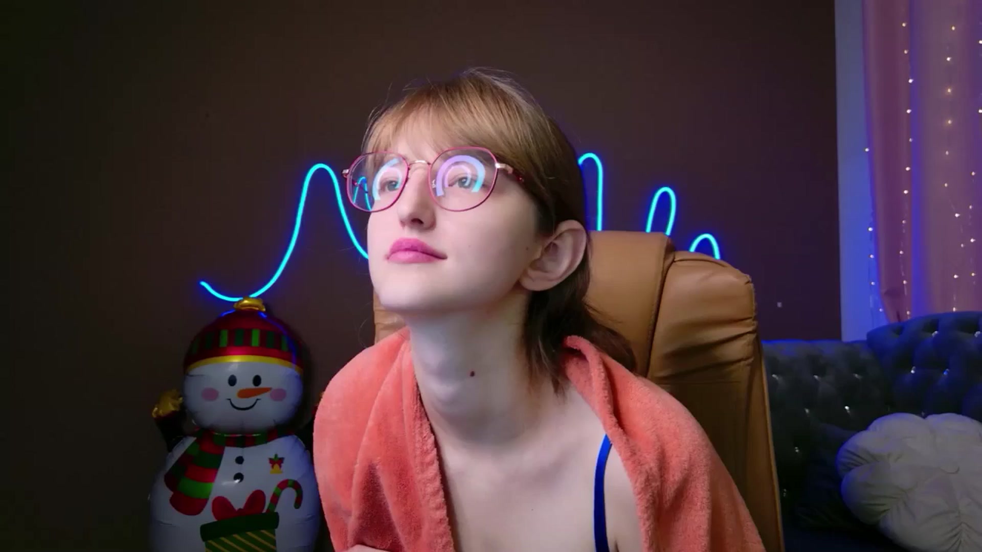 Gallery image thumbnail from EmyLure's myfreecams stream on, 12/31/2025, 20:05 image 15 of 20