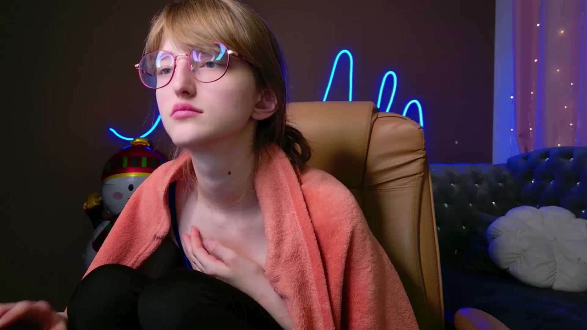 Gallery image thumbnail from EmyLure's myfreecams stream on, 12/31/2025, 23:04 image 17 of 20