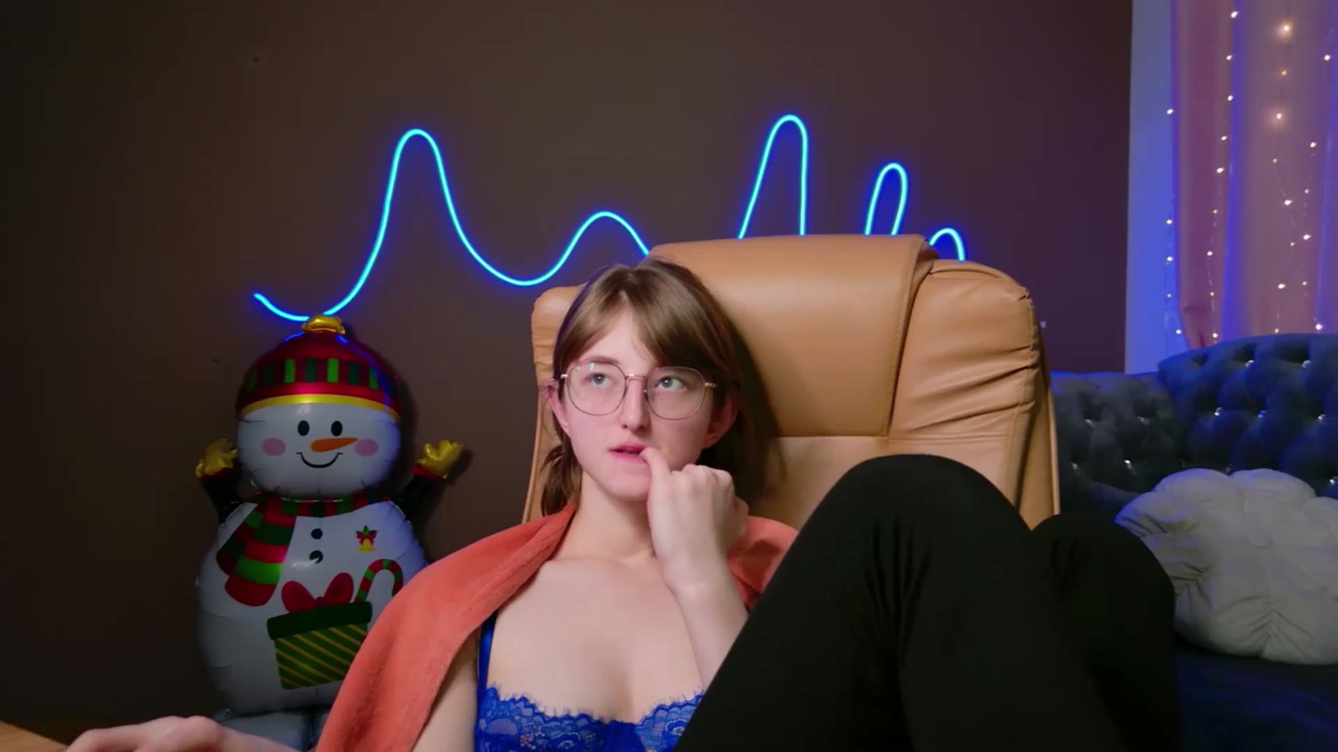 Gallery image thumbnail from EmyLure's myfreecams stream on, 12/31/2025, 23:04 image 15 of 20