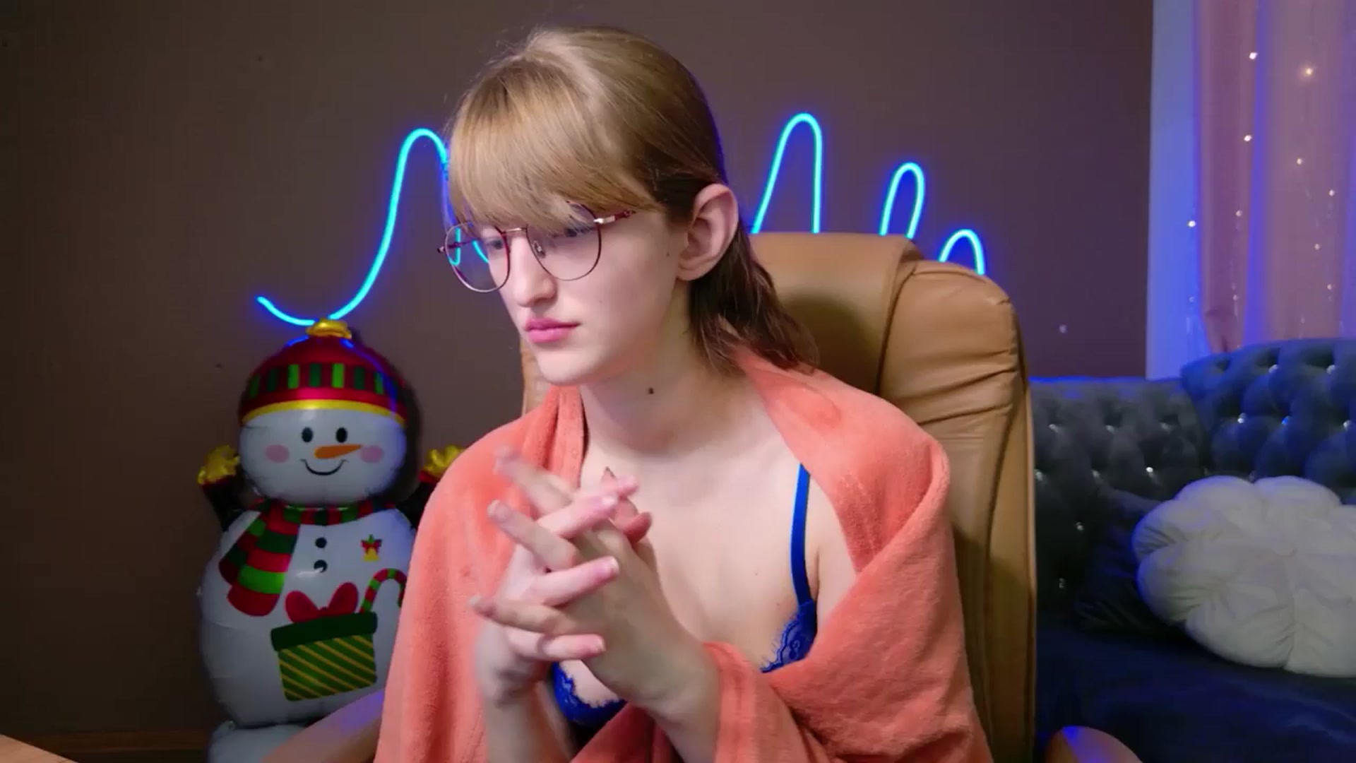 Gallery image thumbnail from EmyLure's myfreecams stream on, 12/31/2025, 23:04 image 6 of 20