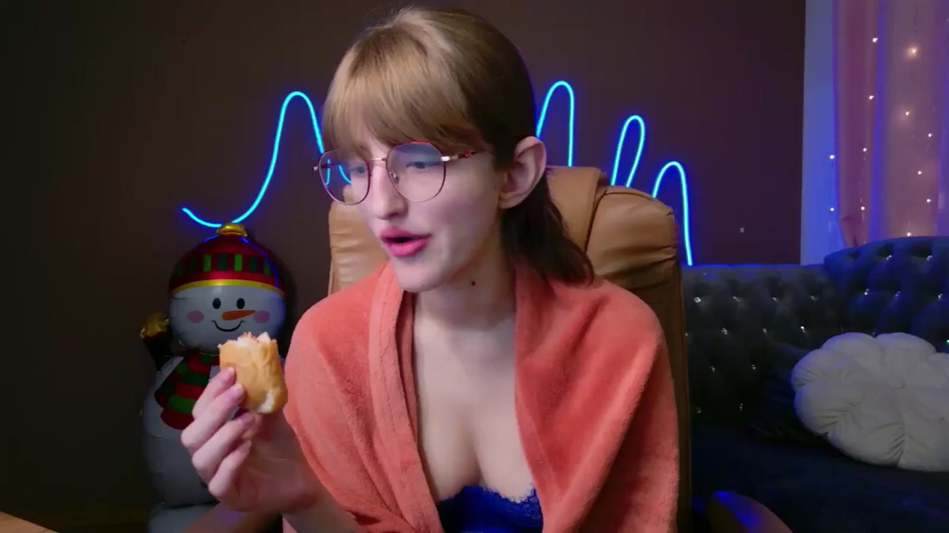 Gallery image thumbnail from EmyLure's myfreecams stream on, 12/31/2025, 23:04 image 3 of 20