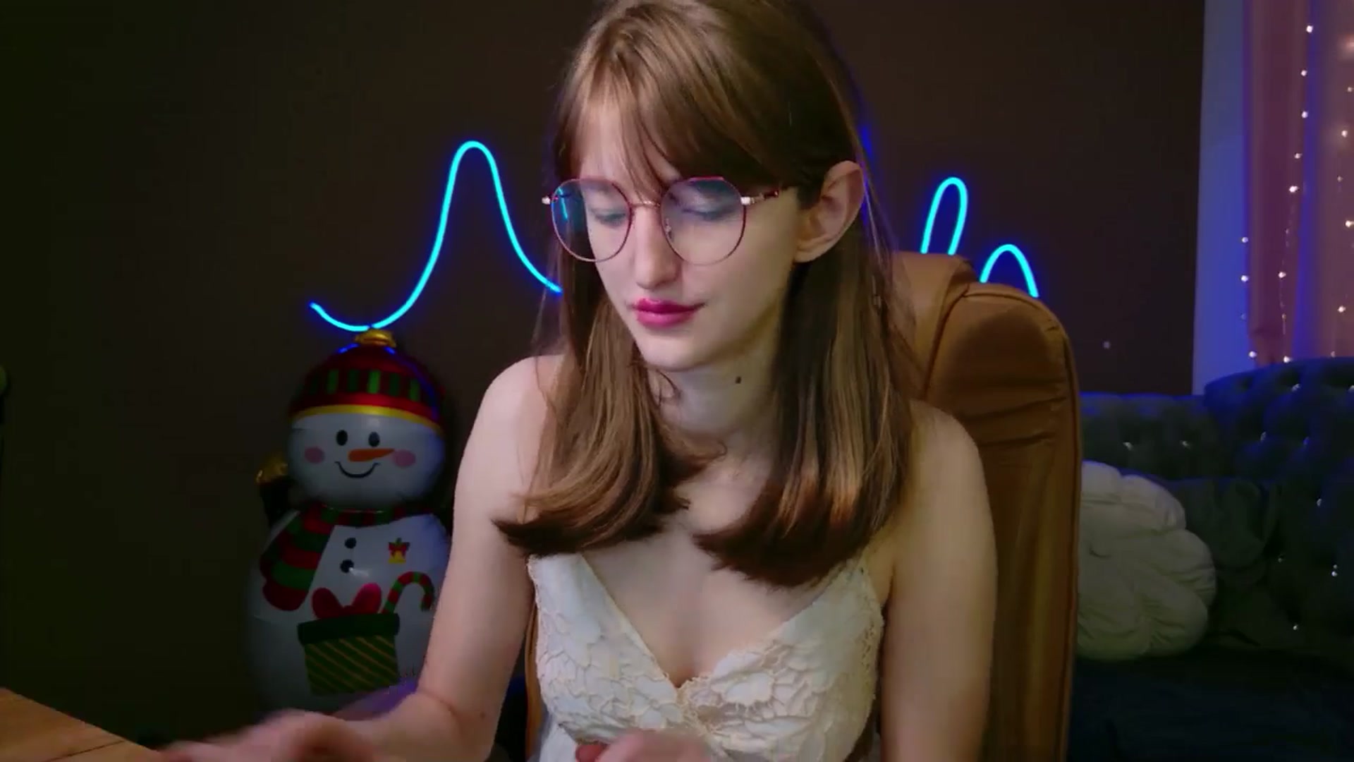 Gallery image thumbnail from EmyLure's myfreecams stream on, 01/04/2026, 17:52 image 17 of 20
