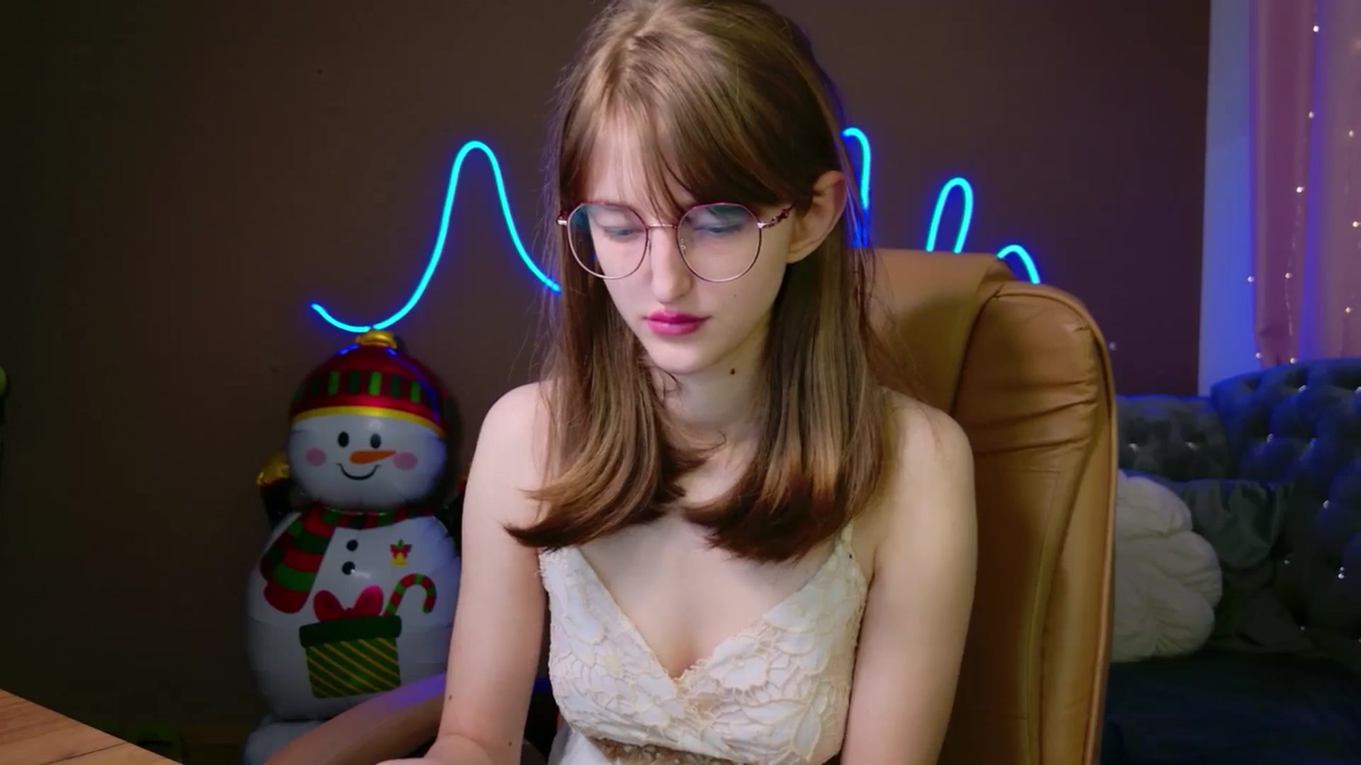 Gallery image thumbnail from EmyLure's myfreecams stream on, 01/04/2026, 17:52 image 18 of 20