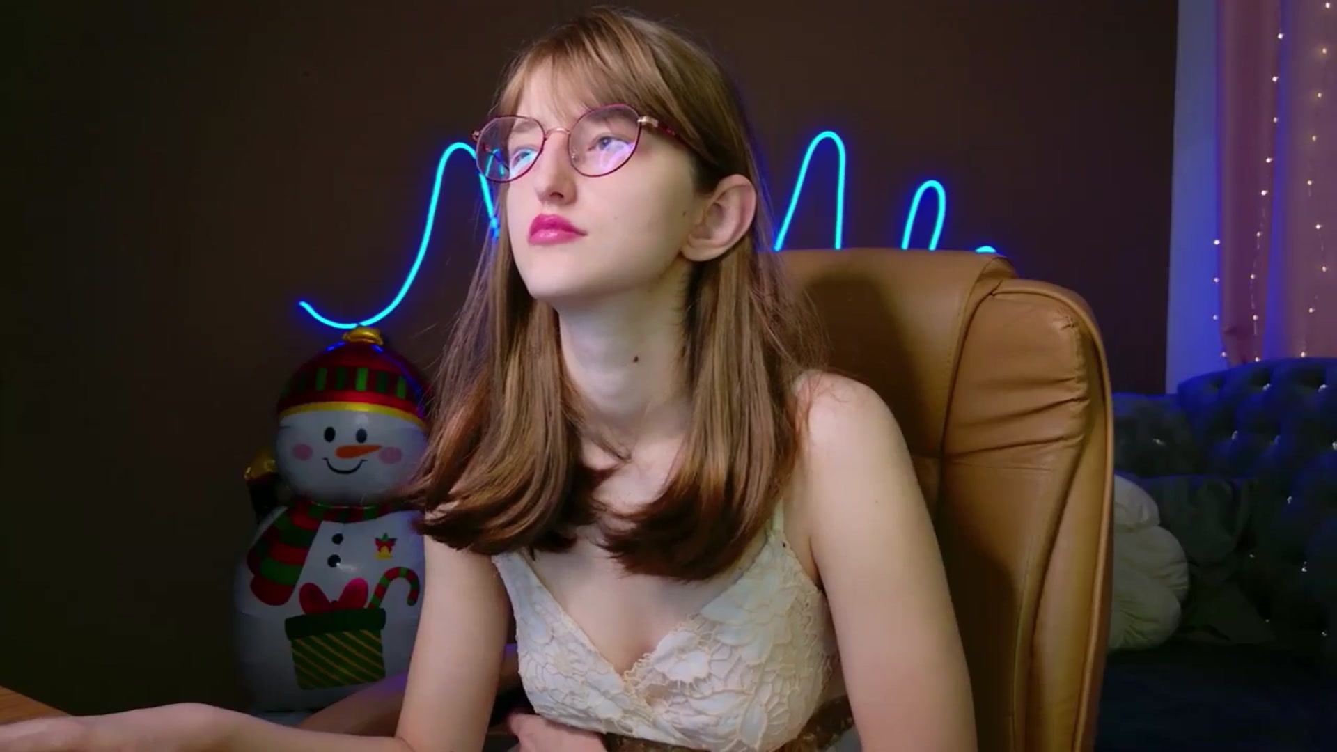 Gallery image thumbnail from EmyLure's myfreecams stream on, 01/04/2026, 17:52 image 2 of 20