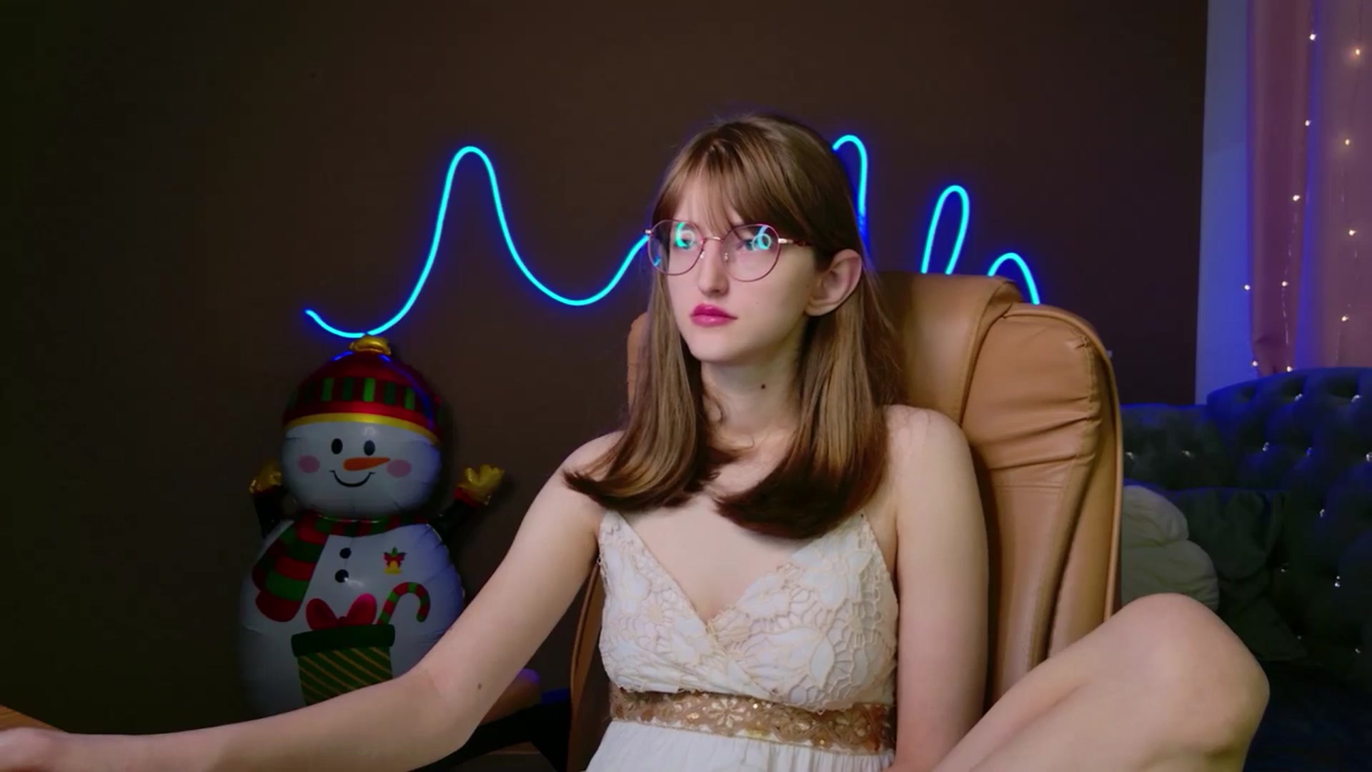Gallery image thumbnail from EmyLure's myfreecams stream on, 01/04/2026, 17:52 image 13 of 20