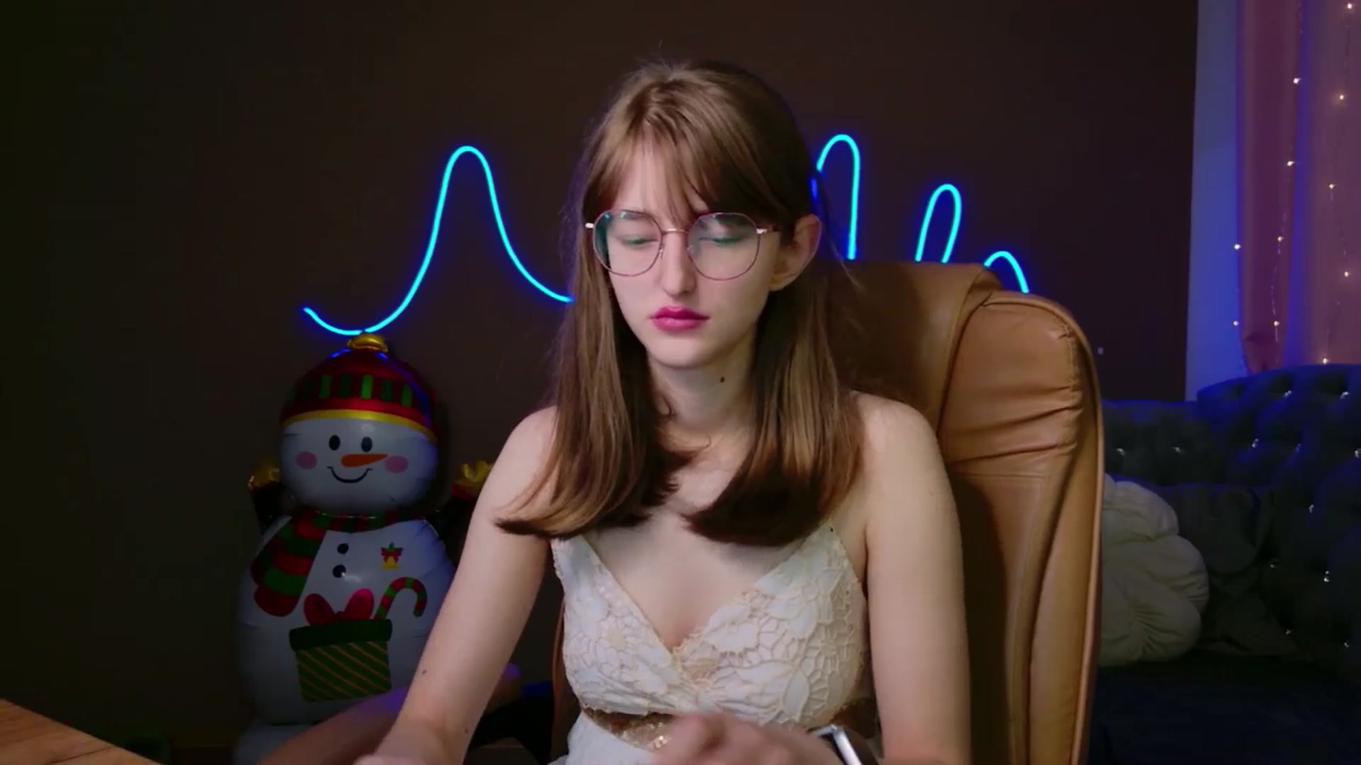 Gallery image thumbnail from EmyLure's myfreecams stream on, 01/04/2026, 17:52 image 12 of 20