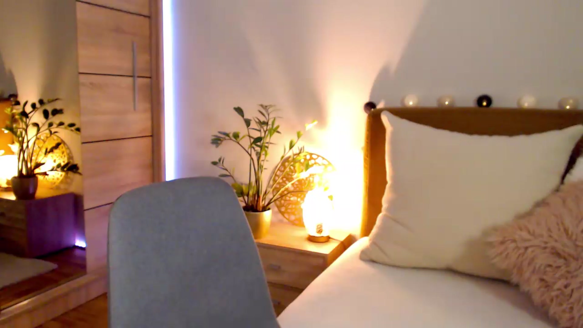 Gallery image thumbnail from Enchanti's myfreecams stream on, 08/14/2026, 18:14 image 19 of 20