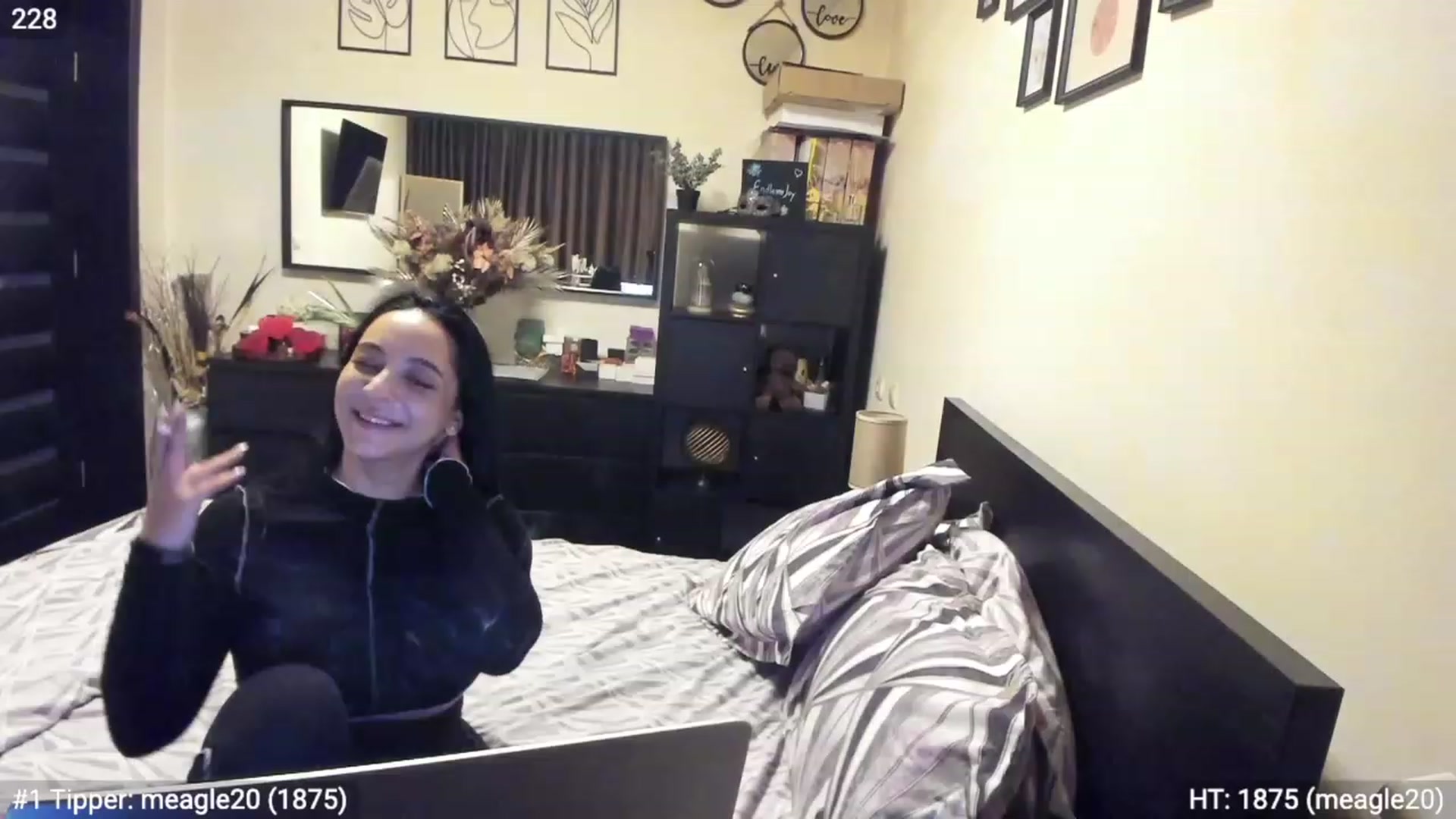Gallery image thumbnail from EndlesssJoy's myfreecams stream on, 03/03/2023, 08:04 image 5 of 20