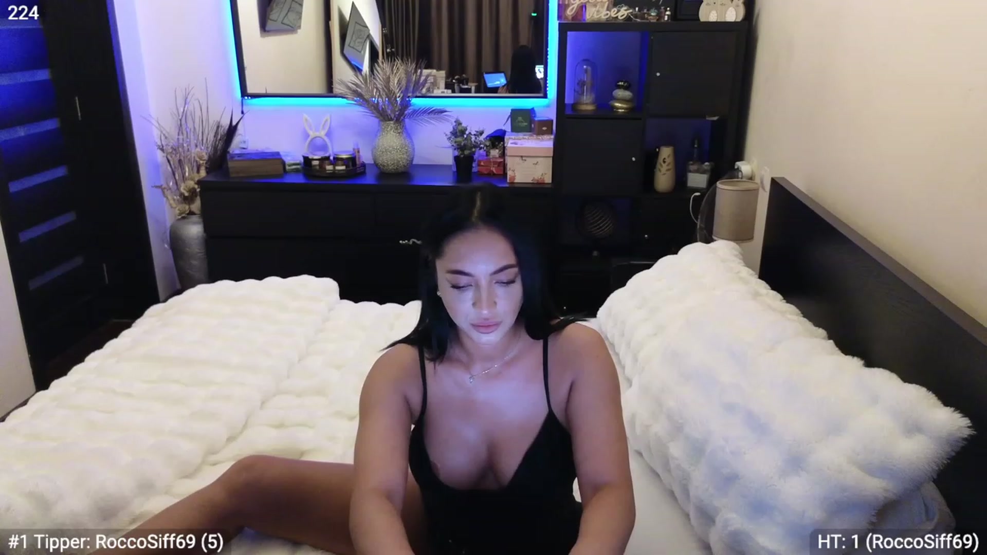 Gallery image thumbnail from EndlesssJoy's myfreecams stream on, 12/01/2023, 01:40 image 16 of 20